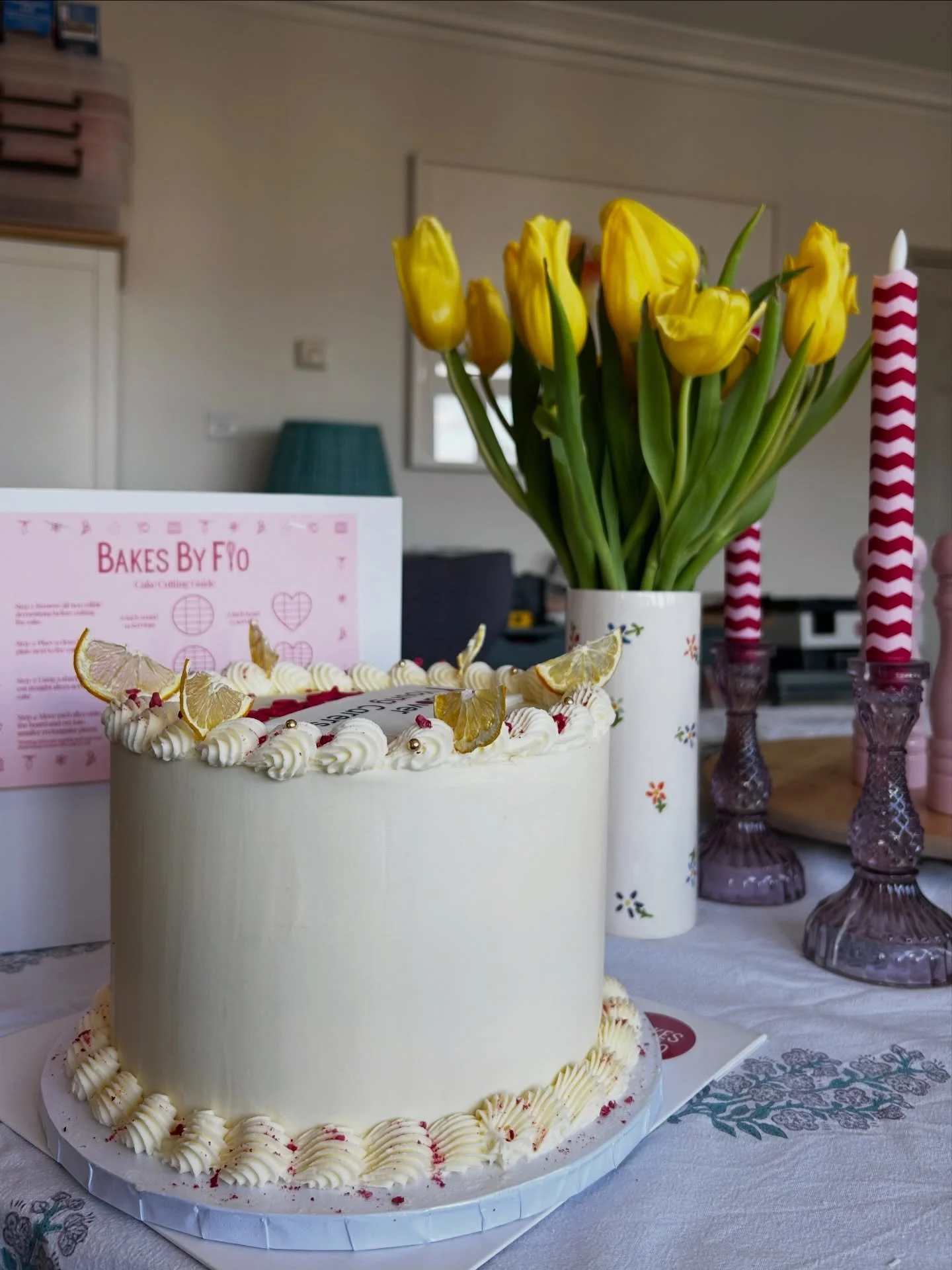 Romanticising spring one cake at a time 🍋🌷 

#bakesbyflo #springbaking #londoncakes #springvibes