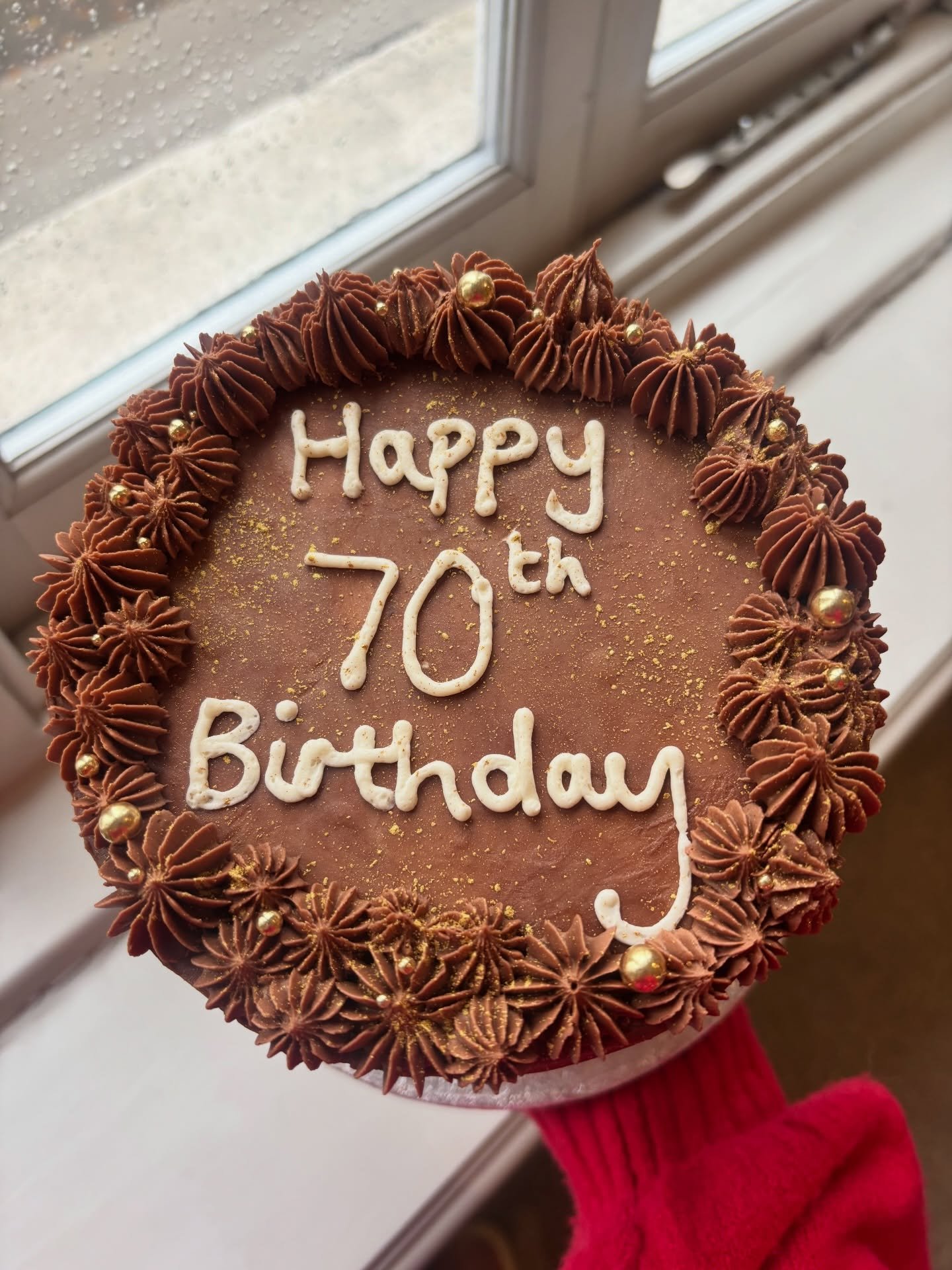 A rich chocolate cake with a hint of gold ✨

Order your next celebration cake with BBF 🎂

#bakesbyflo #birthdaycake #londonbaker #celebrationcake #chocolatecake