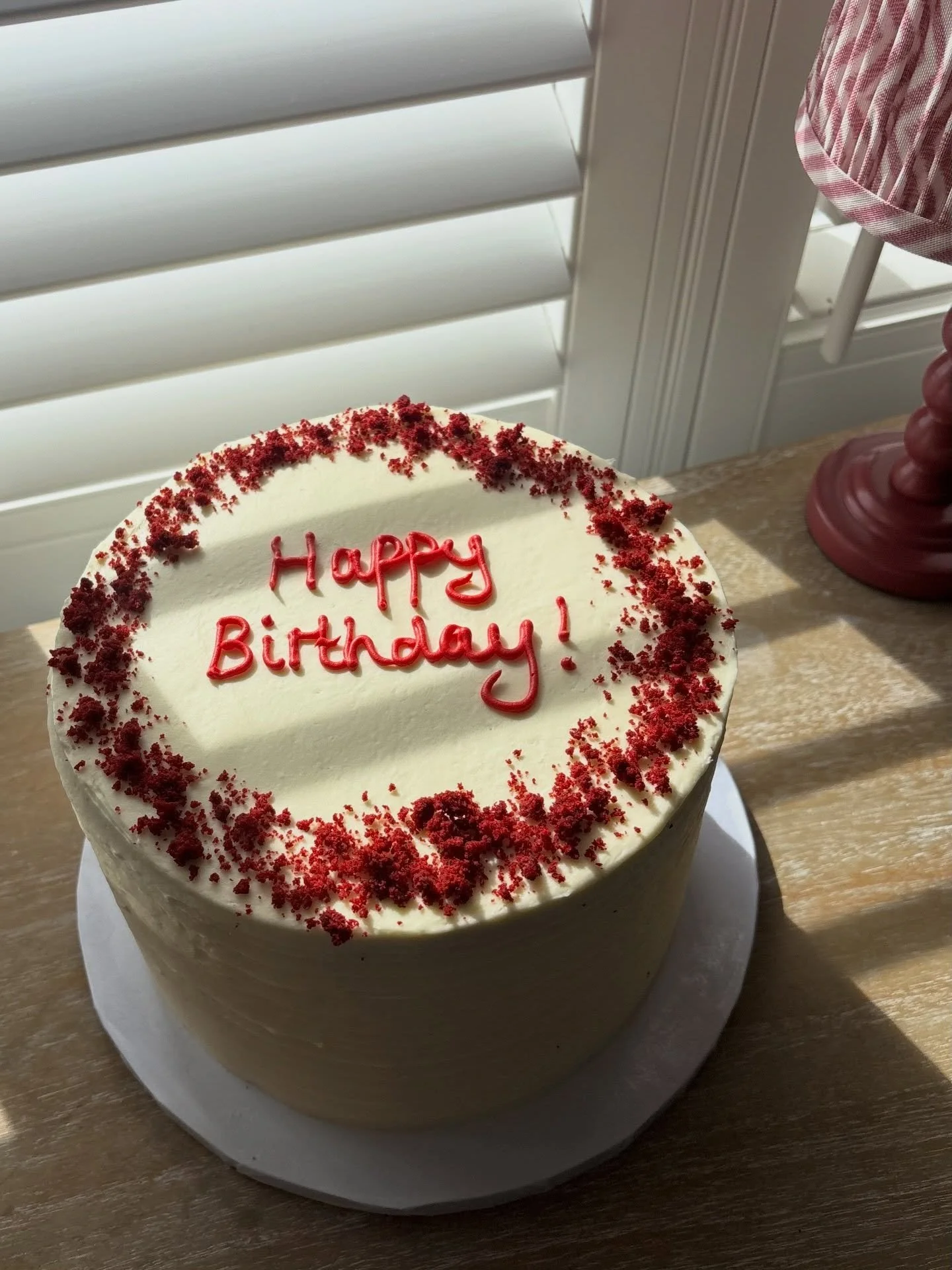 A birthday red velvet&hellip; ❤️
Always the favourite.

#redvelvetcake #birthdaycake #londonbaker #homebakery #bakesbyflo