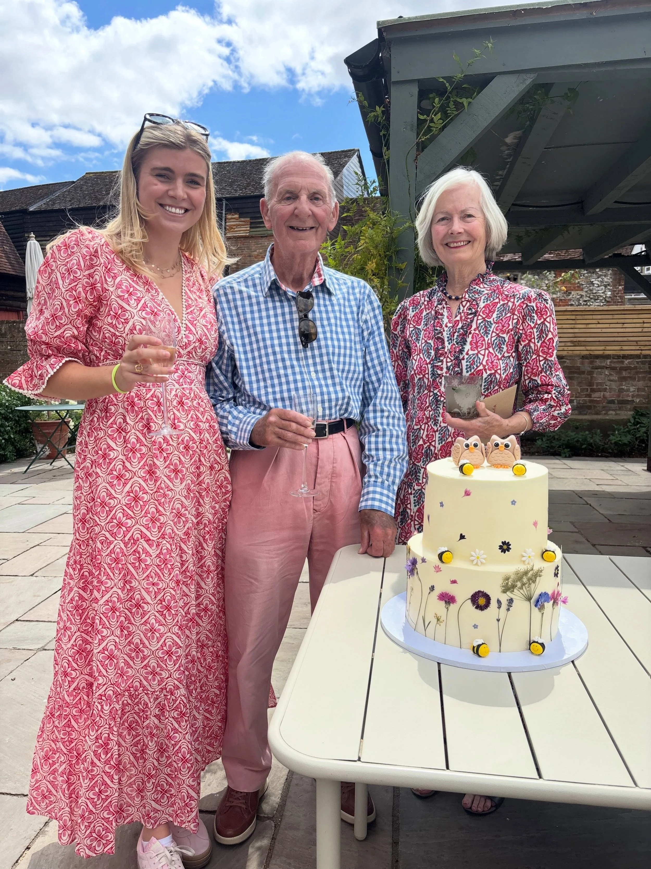 A very special cake for two very special people! 🦉🐝🌸

We celebrated my grandparents&rsquo; Diamond Wedding Anniversary today at @thetownhousealresford 

What an honour to make their cake and celebrate 60 wonderful years together 💎🤍✨🥰

And a gor