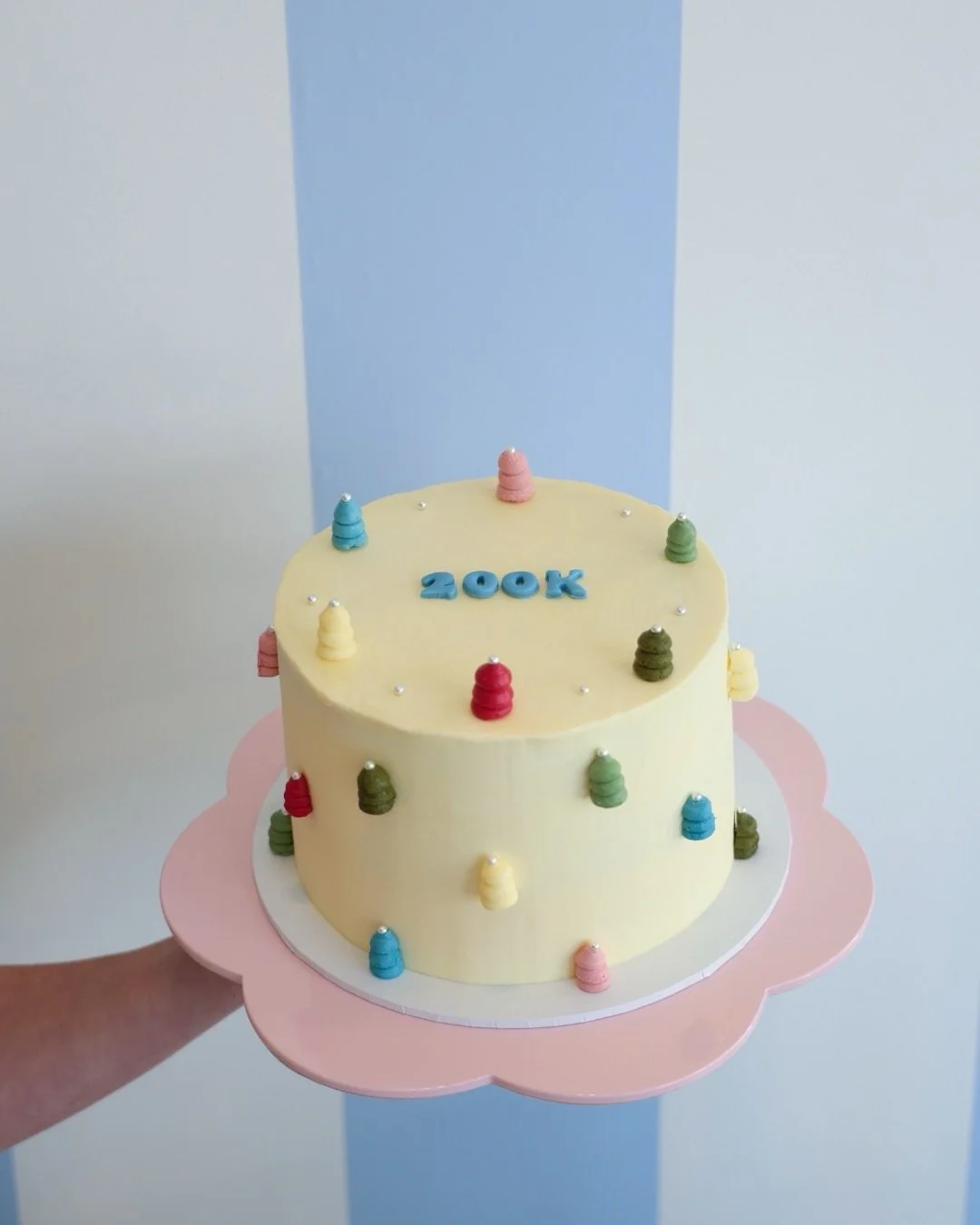 I&rsquo;m now back in the BBF kitchen after a lovely few weeks away 🤍 So excited to be baking again and for everything coming up over the next few months!

A little throwback to this cake I made for @addisonrosshome  before I went away, to celebrate