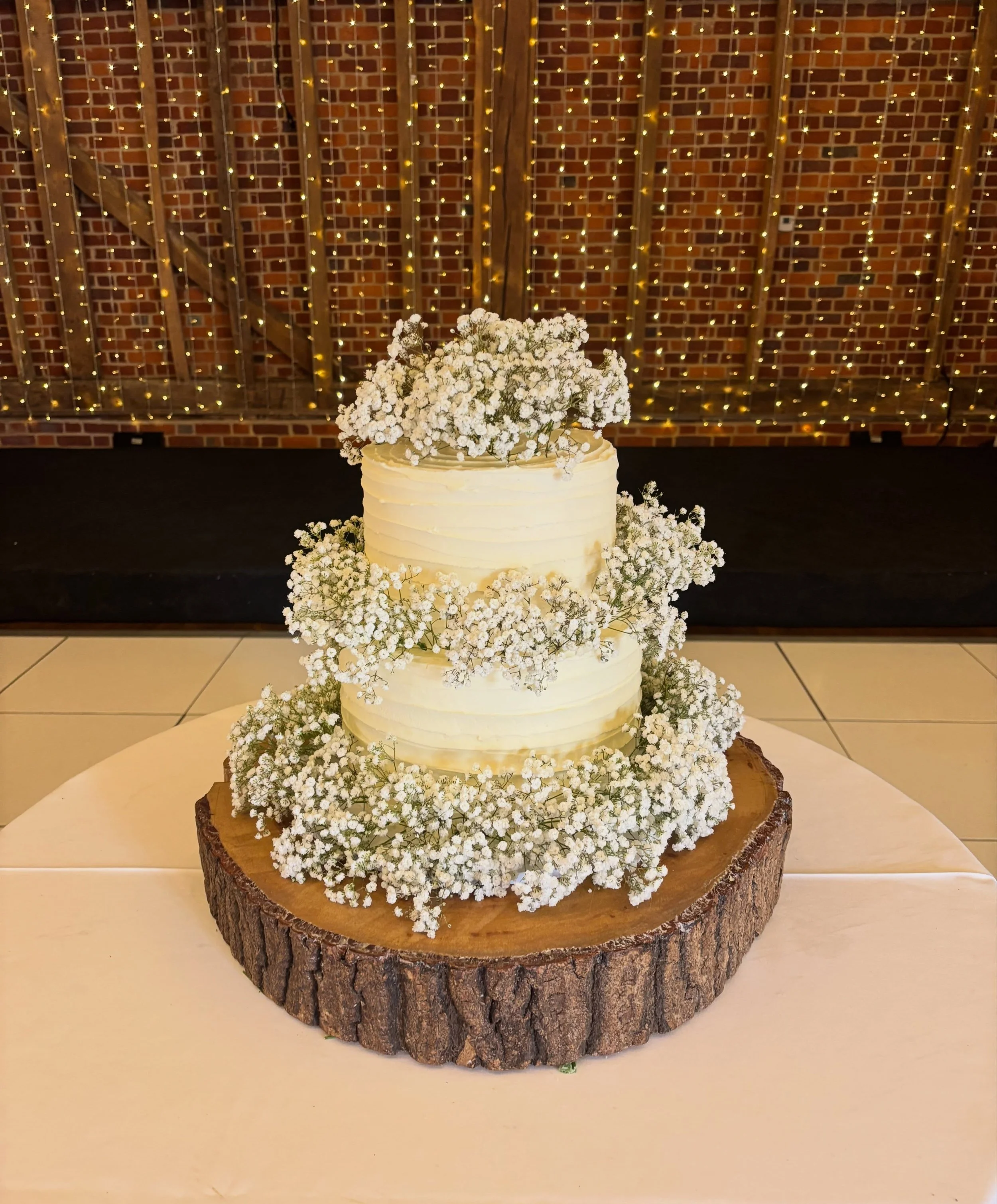 Amy &amp; Hugo 🤍✨

There&rsquo;s something extra special about making a wedding cake for your friends 🥰

@amywalker01 

#weddingcake #londonbaker #weddingcakeinspo #homebaker #bakesbyflo