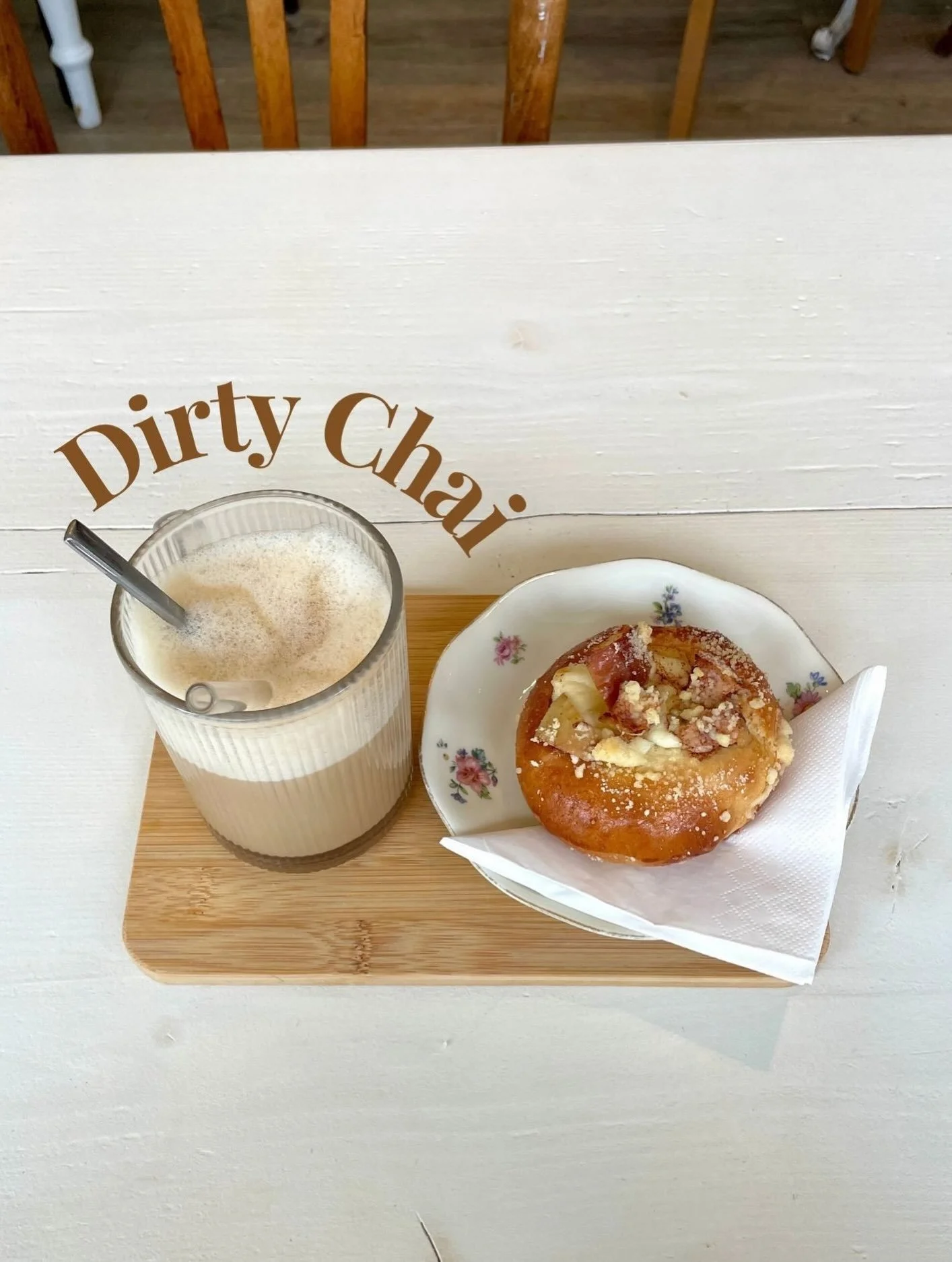 Dirty Chai &ndash; f&uuml;r alle, die sich nicht entscheiden k&ouml;nnen. &hearts;️

Cremiger Chai Latte trifft auf einen kr&auml;ftigen Espresso Shot &ndash; w&uuml;rzig, cremig und mit genau dem richtigen Koffein-Kick. ✨