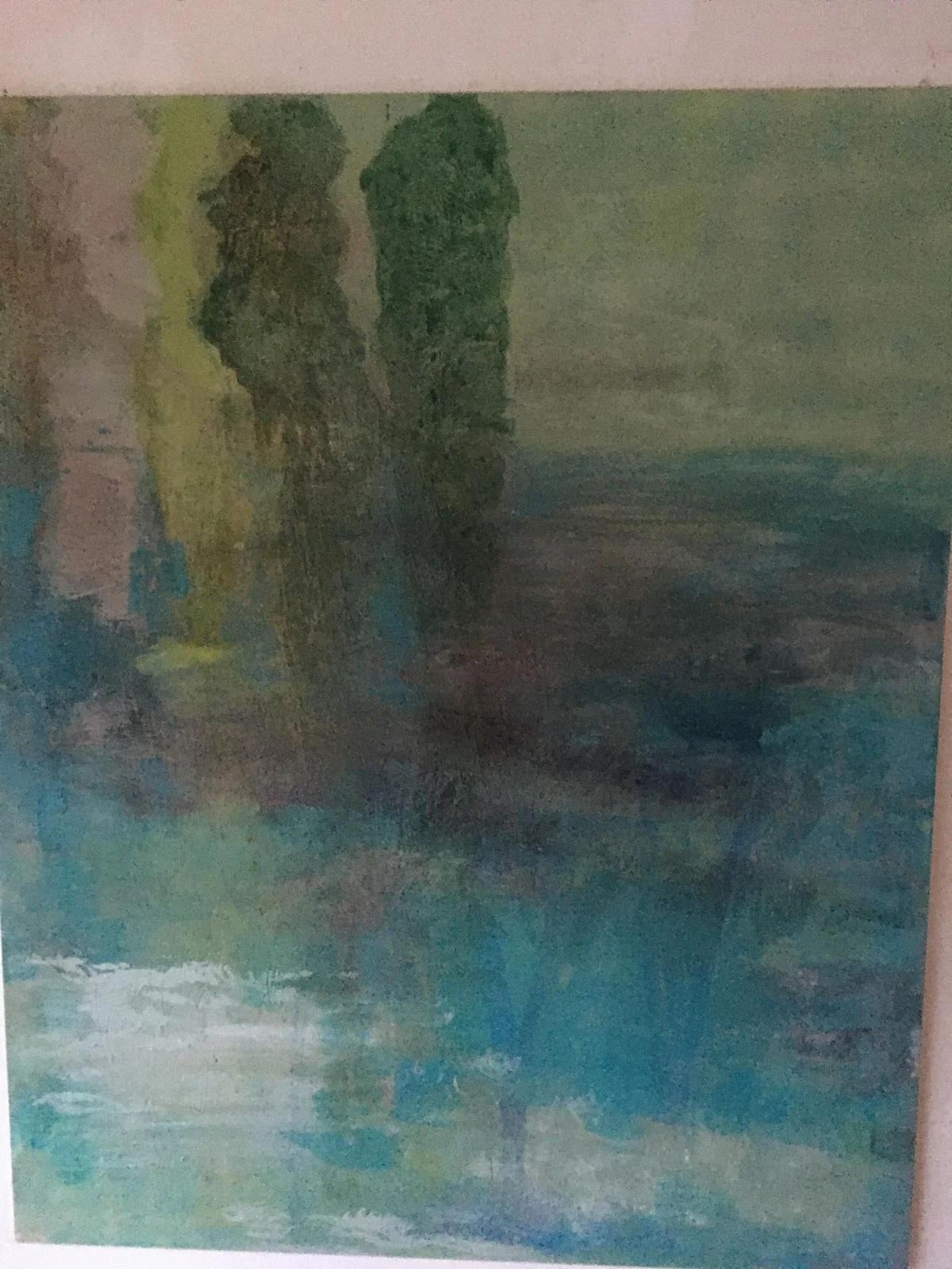 Abstraktes Gemälde mit zwei dunkelgrünen Baumformen vor türkis-blauem Wasser und grünlichem Himmel
