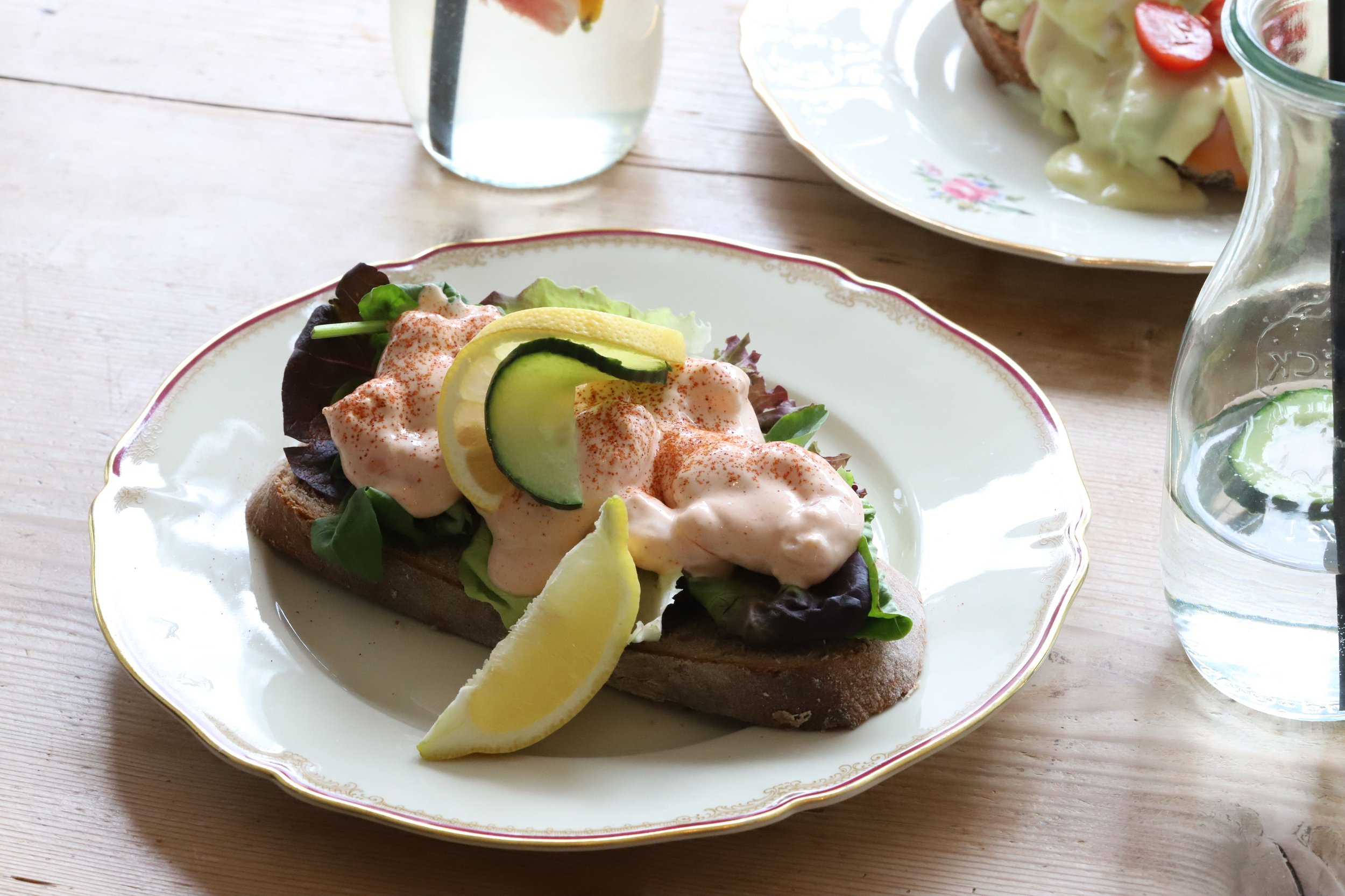 Unser Open Sandwich mit hausgemachtem Crevettencocktail