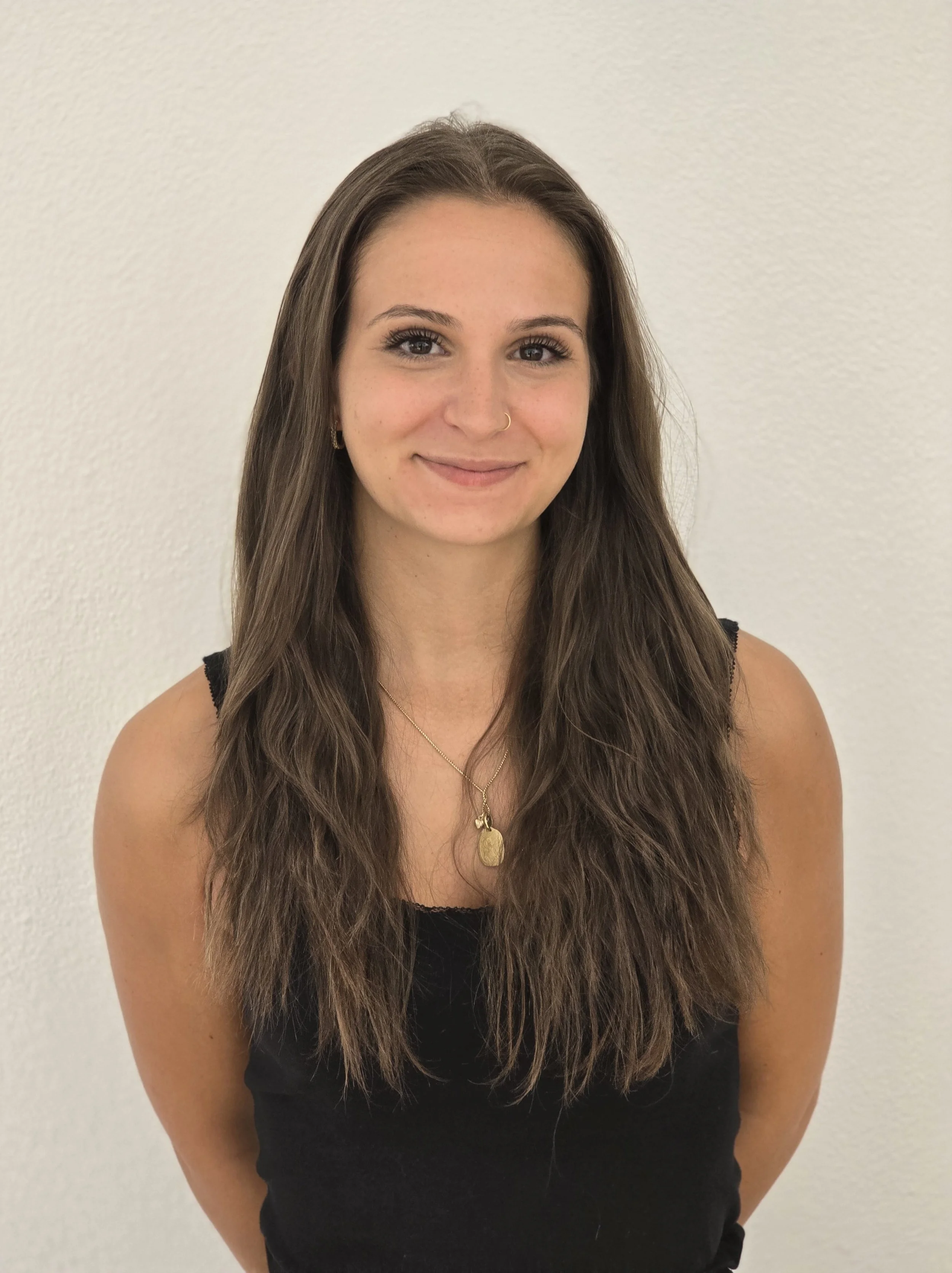 Chiara mit langen dunklen Haaren, lächelt