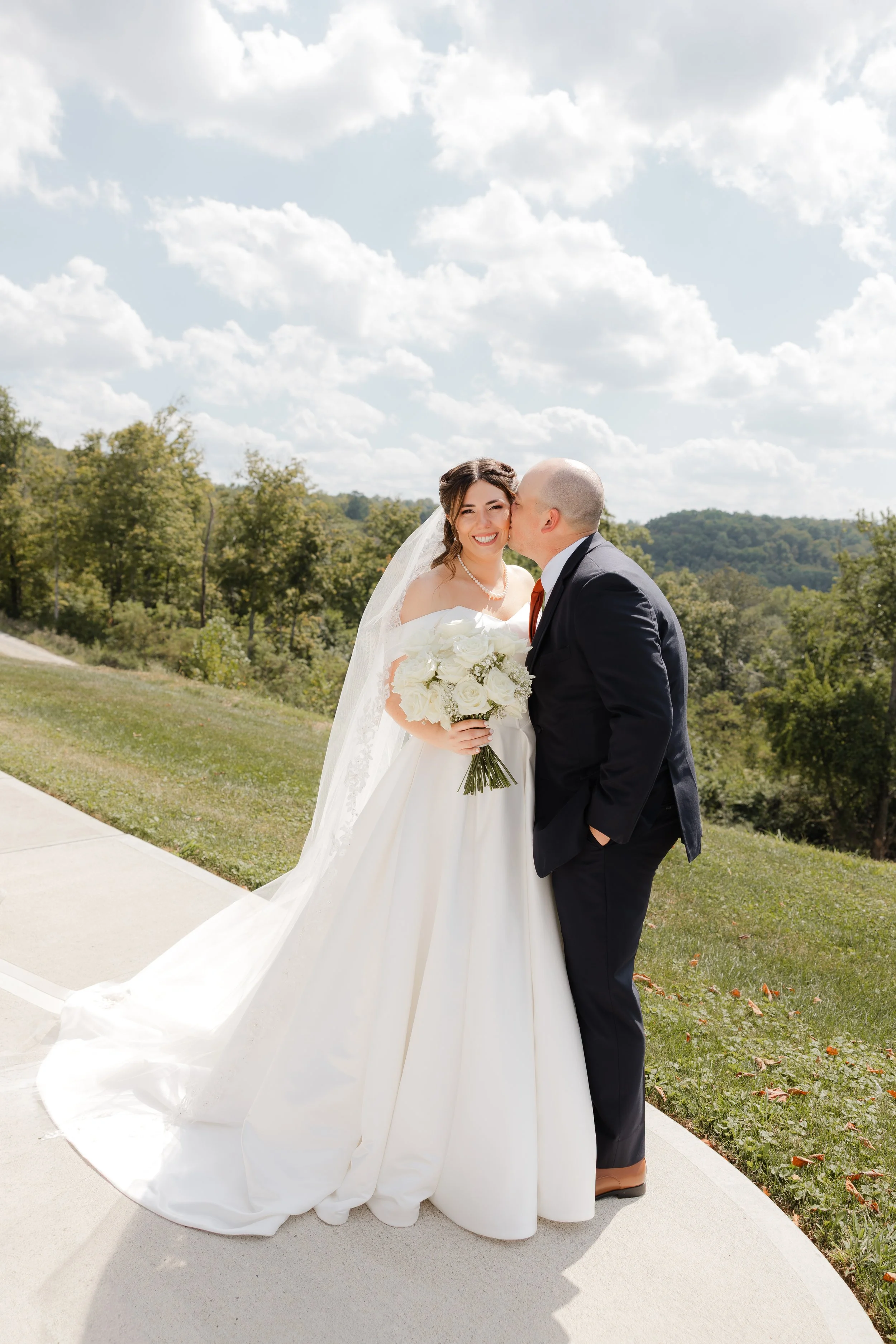 Kentucky Wedding Venue Spotlight | Dreamy Summer Wedding at Soli Tree Farms in Augusta, Kentucky