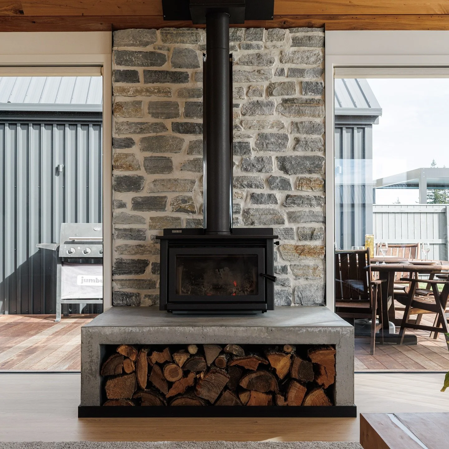 Nothing better than a wood burner fire to keep you toasty on those cooler days/nights 🍂🔥 A featured fireplace is the perfect opportunity to bring the outdoor exterior inside, a feature that adds both comfort and character to your space.

#FeatureFi