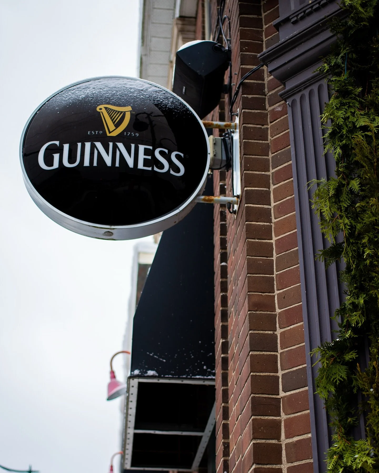 ❄️ First dusting of snow&hellip; why not cozy up in the best pub in town?
Tonight is the perfect night to grab your crew and head to Flynn&rsquo;s! 🤍🔥

🧠 QUIZ NIGHT kicks off at 7 PM
🍽️ Half-price mussels all night long
🍻 Drinks, laughs, braggin