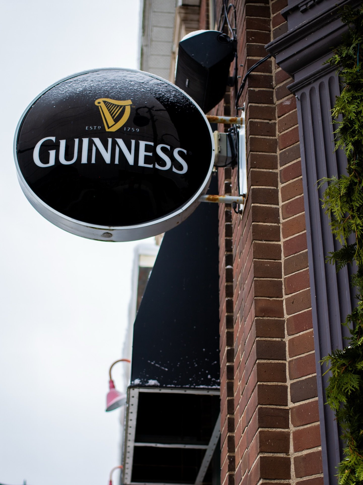 he weather outside is frightful&hellip; ❄️
but Flynn&rsquo;s is warm, cosy, and pouring perfect pints 🍻
Come in, shake off the cold, and settle into a proper pub.