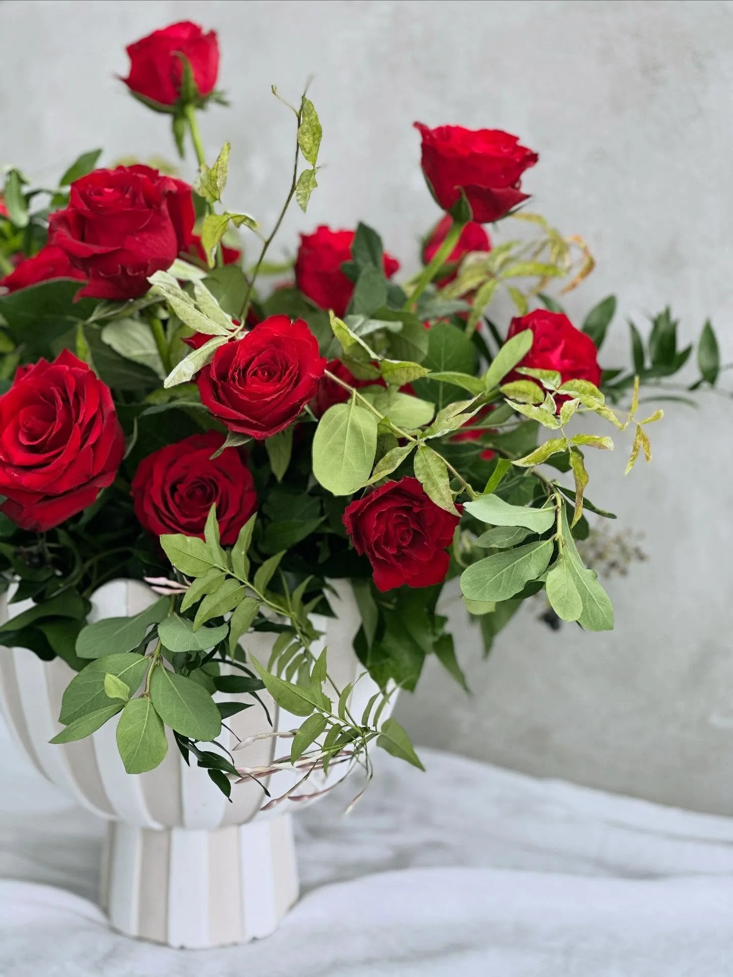 Romantic red roses, twisty garden style foliage and a whimsical vessel, the perfect combination in our eyes. 🥀🦢🩶

~~~~~~~~~

#violetandthefox #romanticgardenstyleflowers
#melbourneweddingflorist #ourstyle #melbourneflorist #romanticflowers #flower