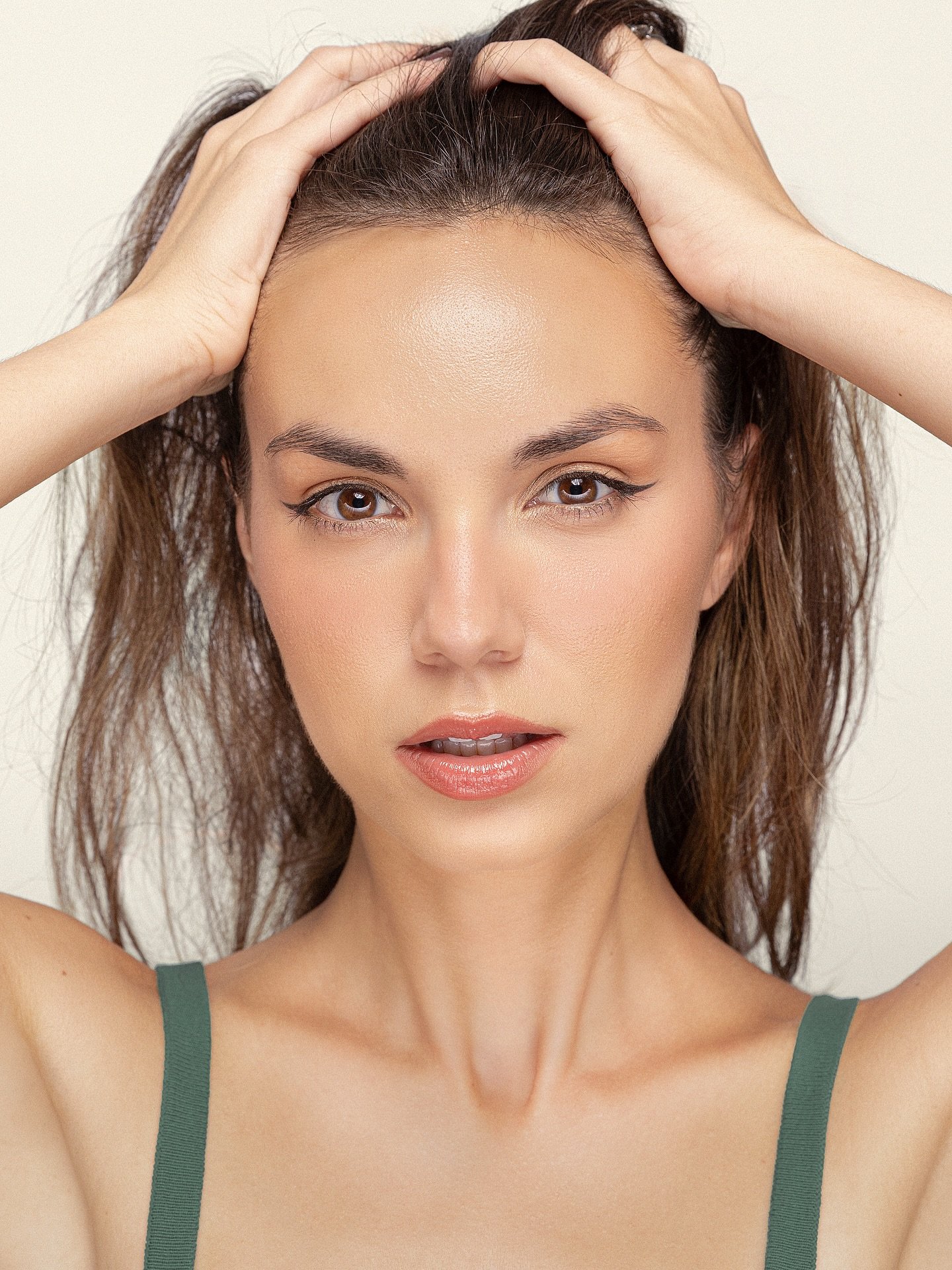 a little glow, a little chaos. 

@oliviaraq 

#labeautyphotographer #beautyphotograhy #skincarephotography #laskincare #losangelesbeautyphotographer