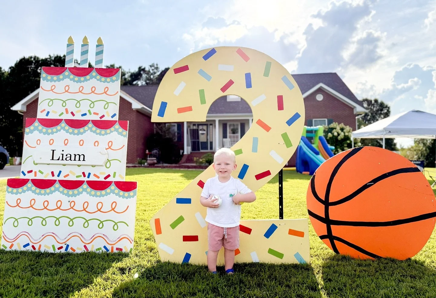 Liam turns ✌🏼

Happy Birthday to the happiest birthday boy! 🎂 We arrived to a huge blow up waterslide in the front yard which means this boy knows how to party 🥳 

Thank you for choosing us to help you celebrate Liam!