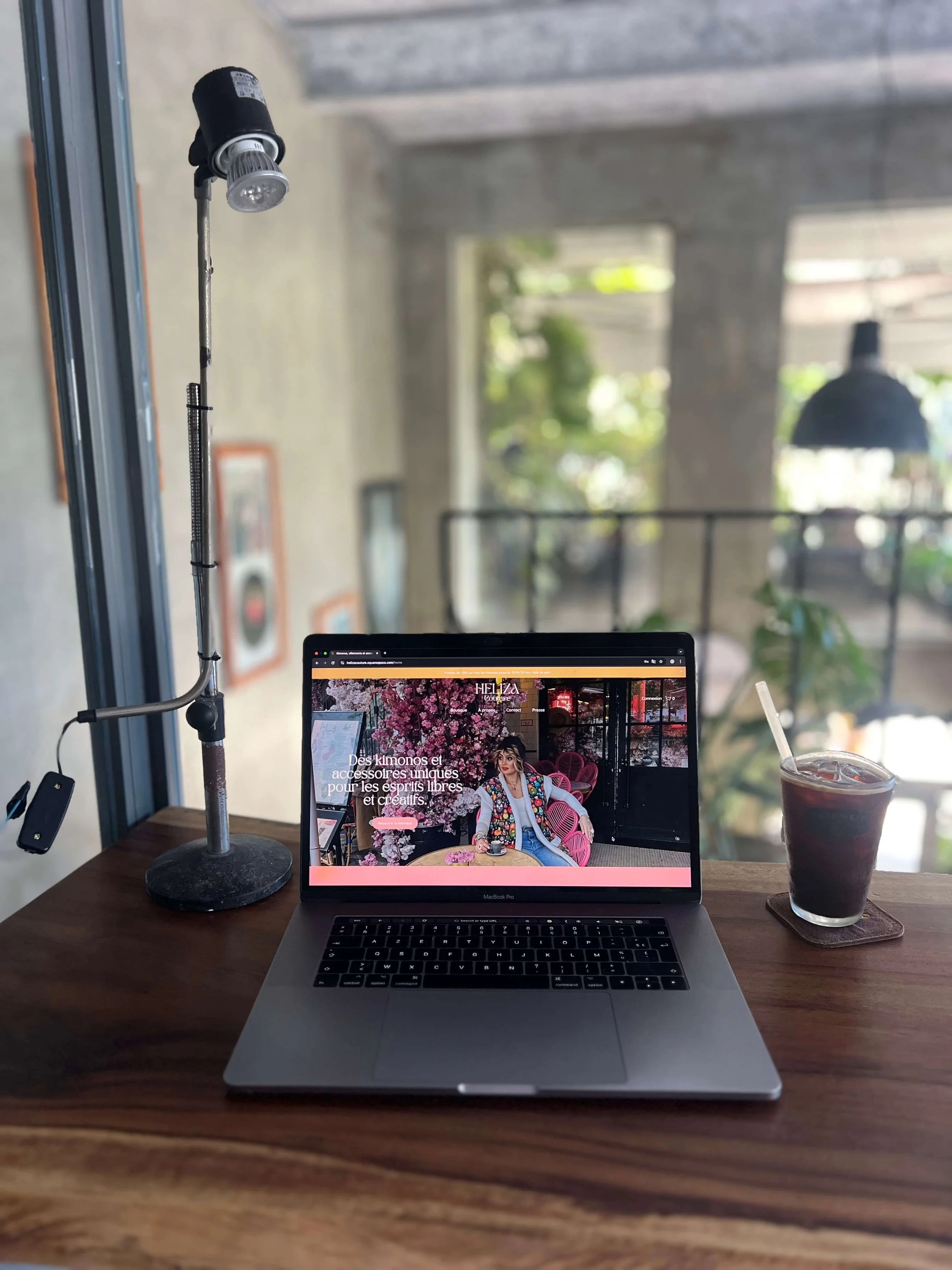 Ordinateur avec un site internet "Heliza couture" optimisé en un jour par Jumart Studio