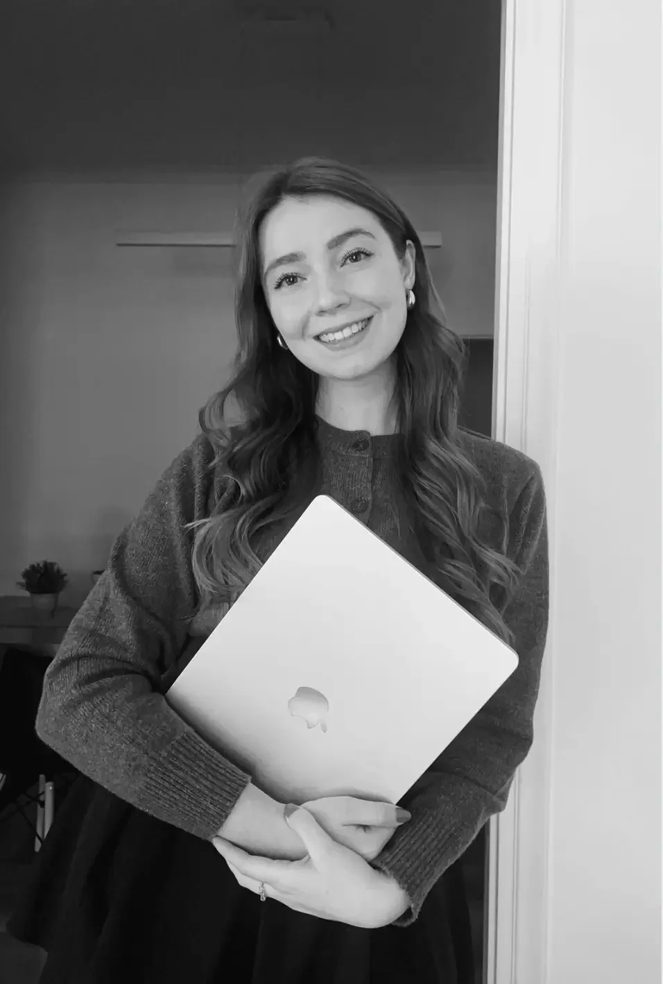 Photo de Juliette avec un ordinateur, web design Squarespace, Jumart Studio