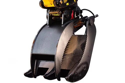 Close-up of a mechanical grapple attachment for heavy machinery, used for gripping and lifting objects.