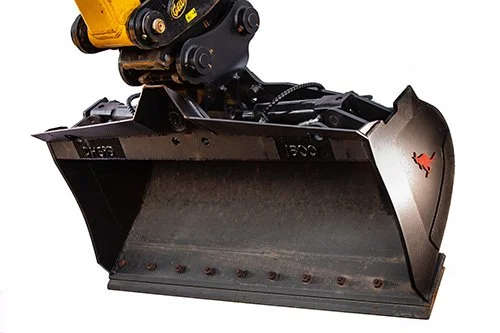 Industrial excavator bucket attachment with hydraulic components