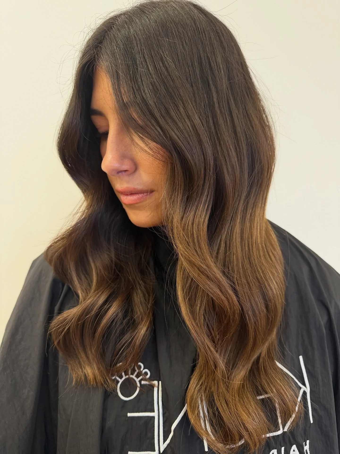 Colour in progress 🎨✨ Trust the process, the magic happens between the foils 👏🏼💛
Appointments available this week, don&rsquo;t wait to glow up, book your seat in the chair!
📱 DM us or call the Studio on 97532303
🔗 Book online through the link i