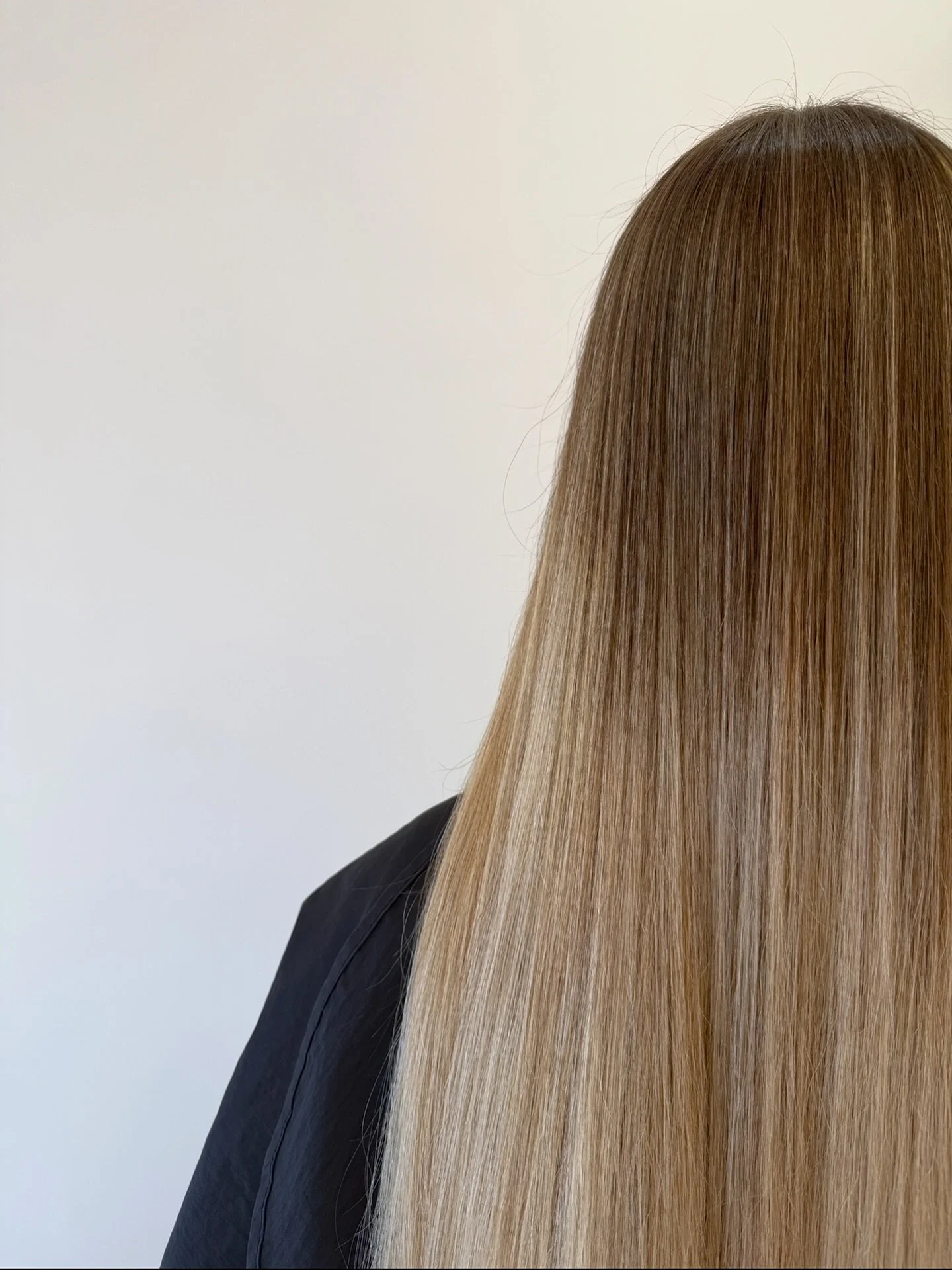 Luxury that grows out effortlessly ✨

Soft dimension, seamless blend, and that expensive-looking blonde that still looks beautiful weeks later. This is for the girls who want low-maintenance colour without compromising on impact

Healthy shine, custo