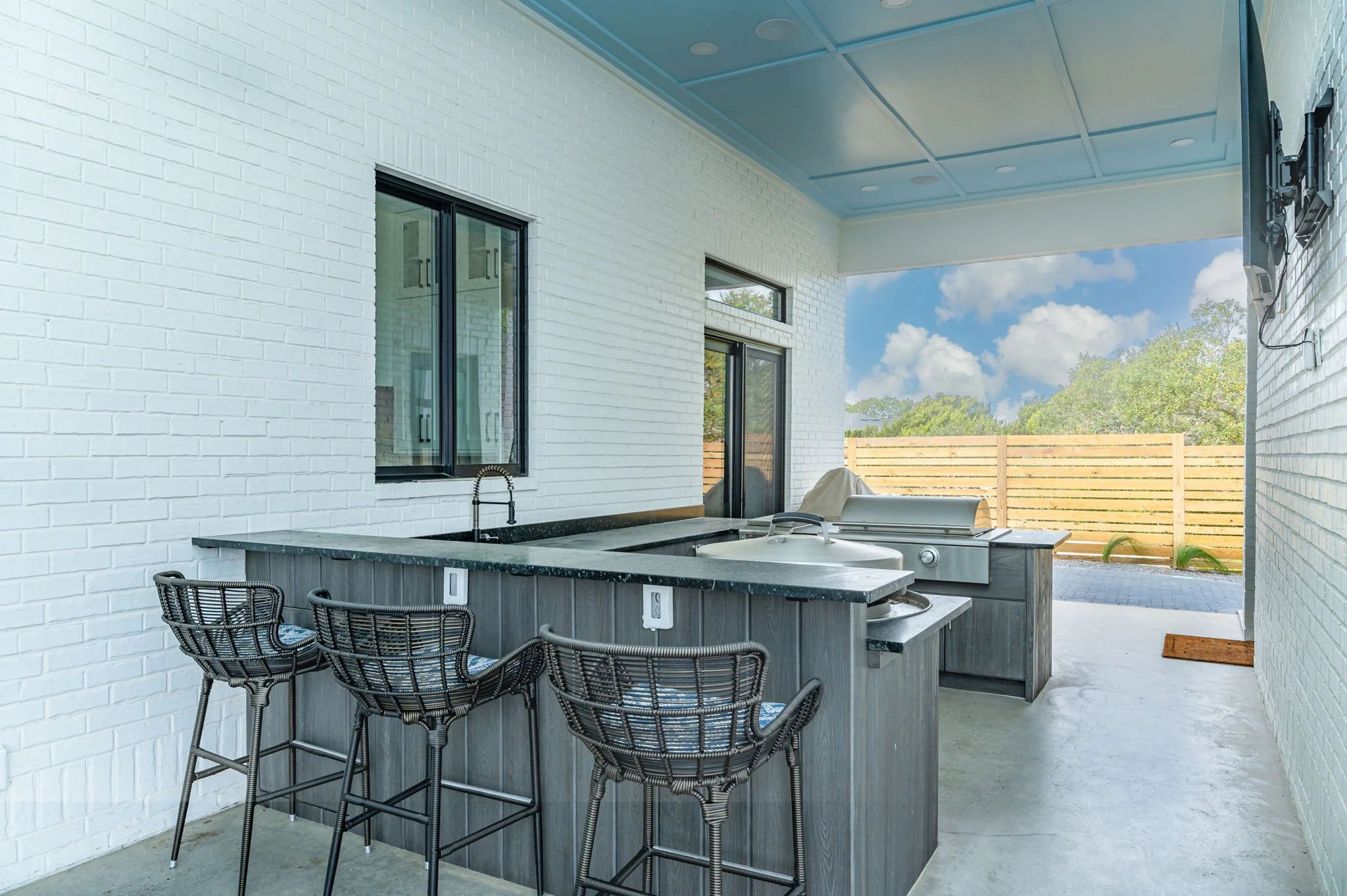 16-web-or-mls-425 Caviar Dr Exterior-16.jpg