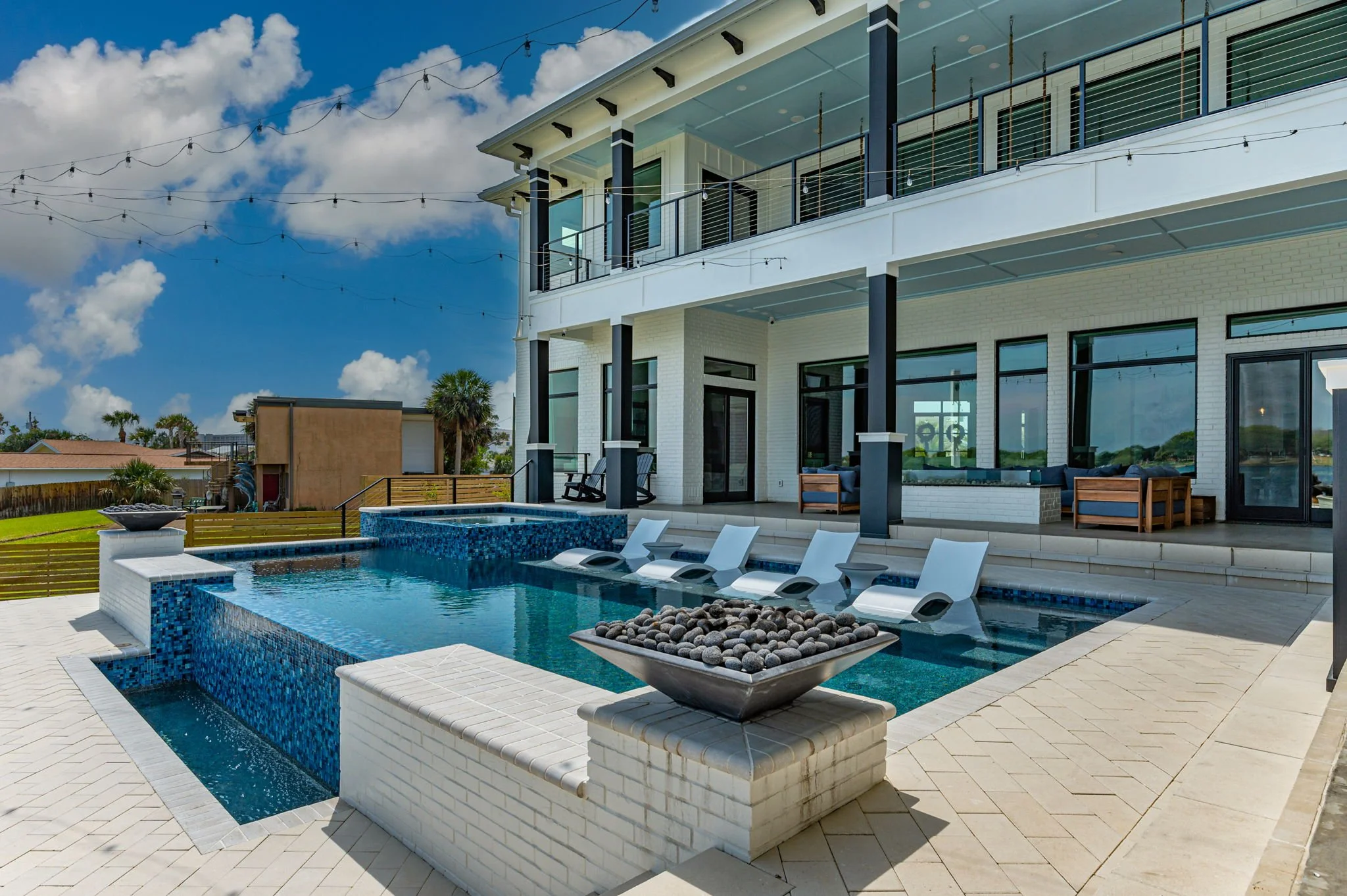 14-web-or-mls-425 Caviar Dr Exterior-14.jpg