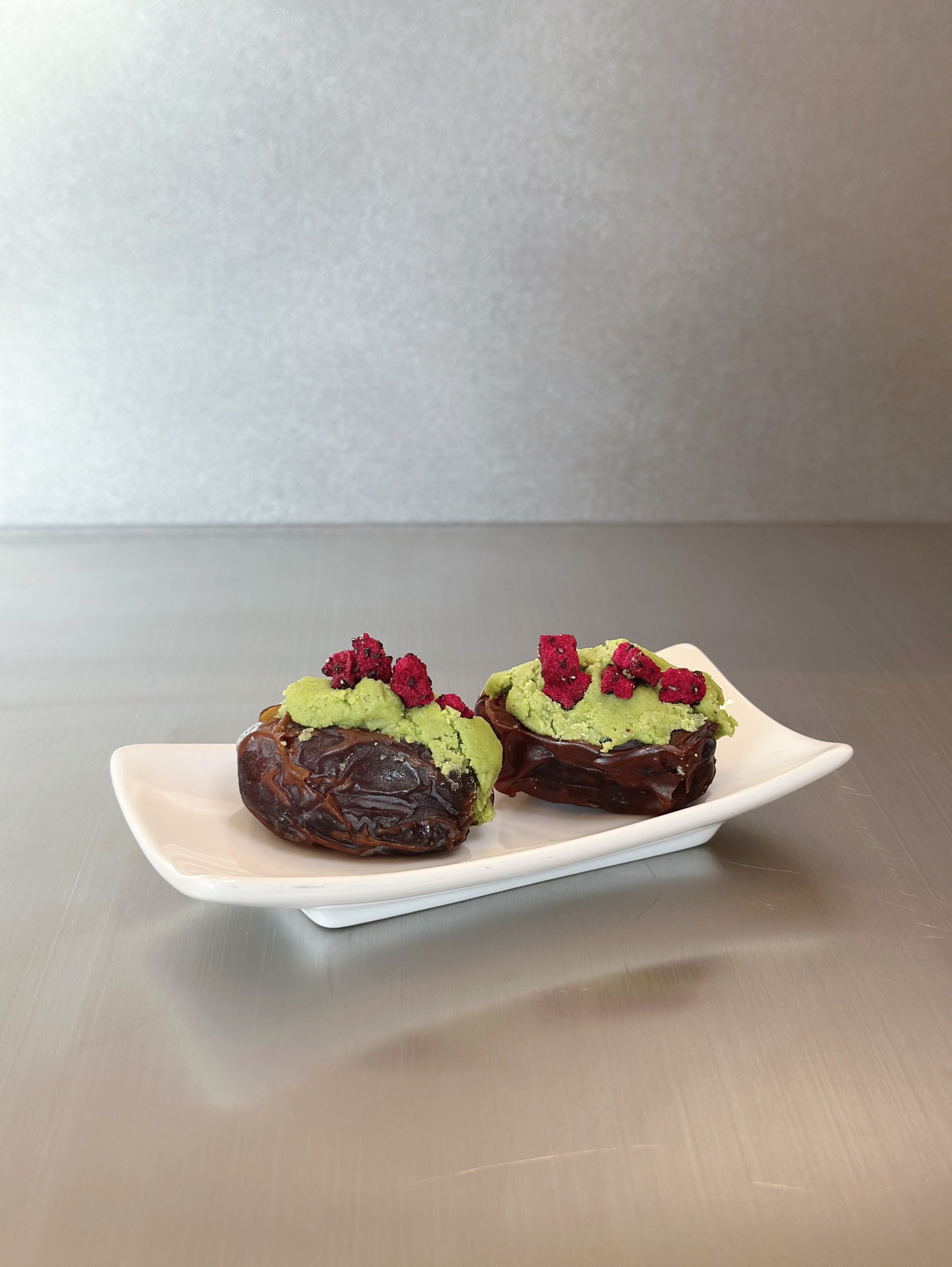 Datteln mit Kokos-Matchamus.jpeg