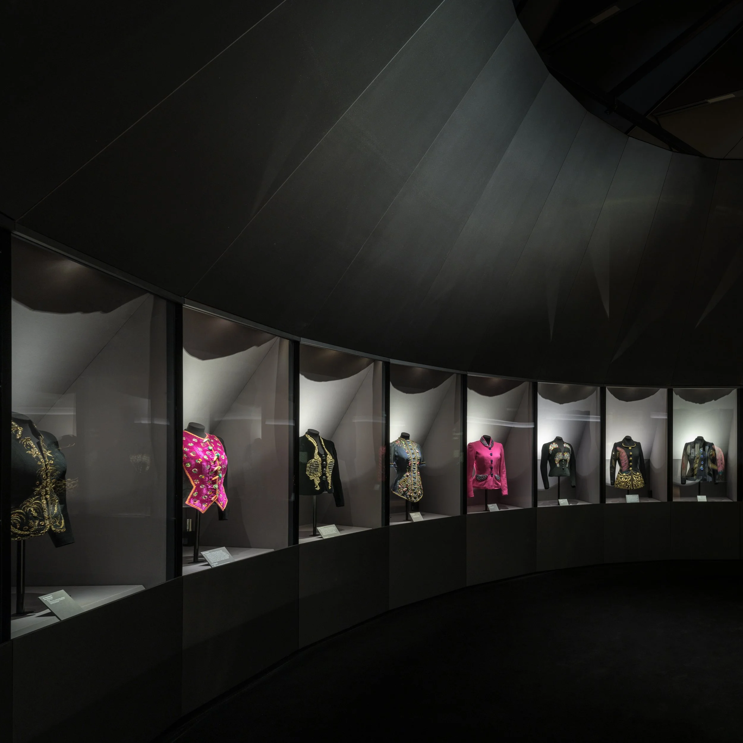 SCHIAPARELLI: FASHION BECOMES ART, V&A, LONDON