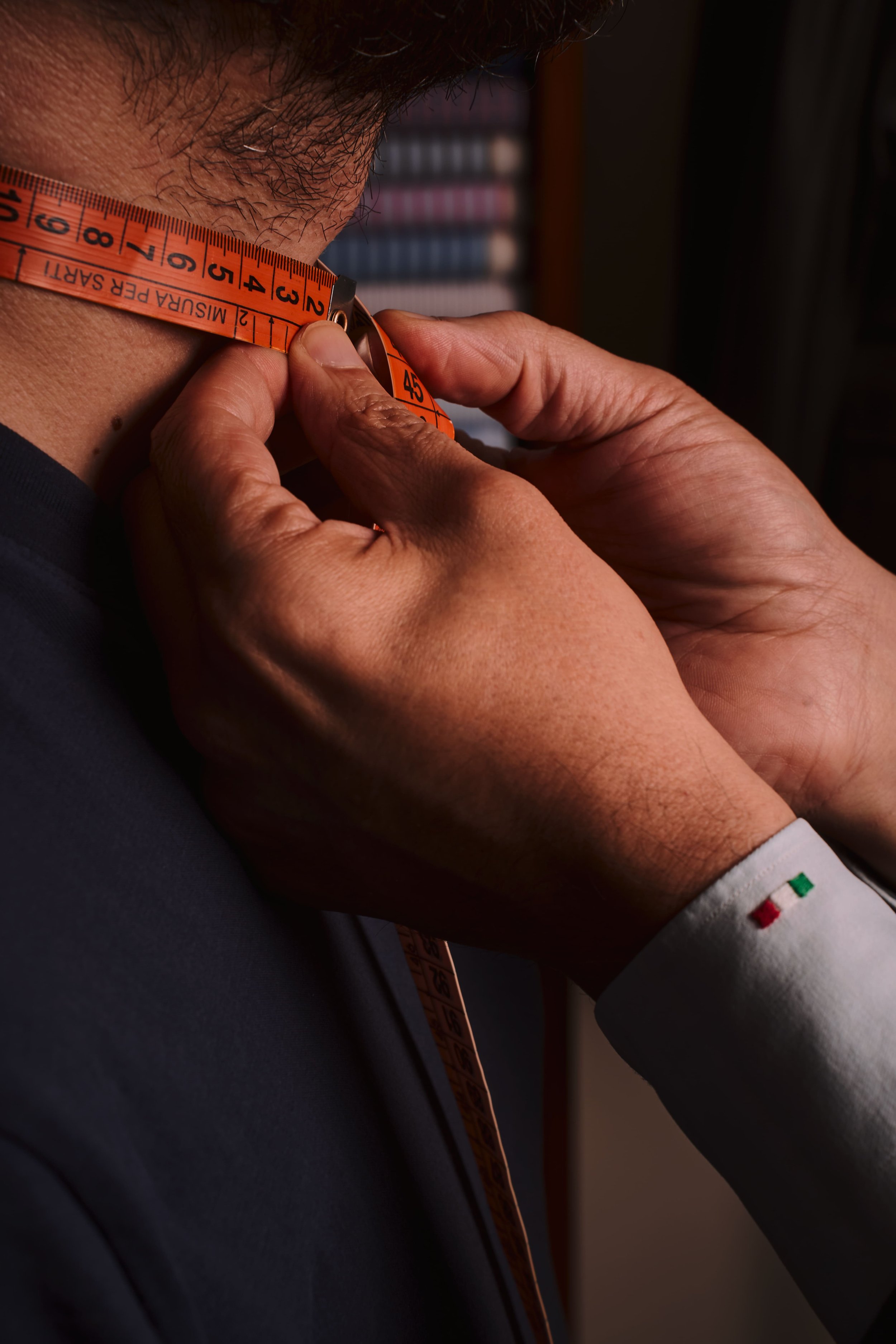 misurazioni al collo per creare una camicia effettuate su un cliente e che mostra il processo bespoke