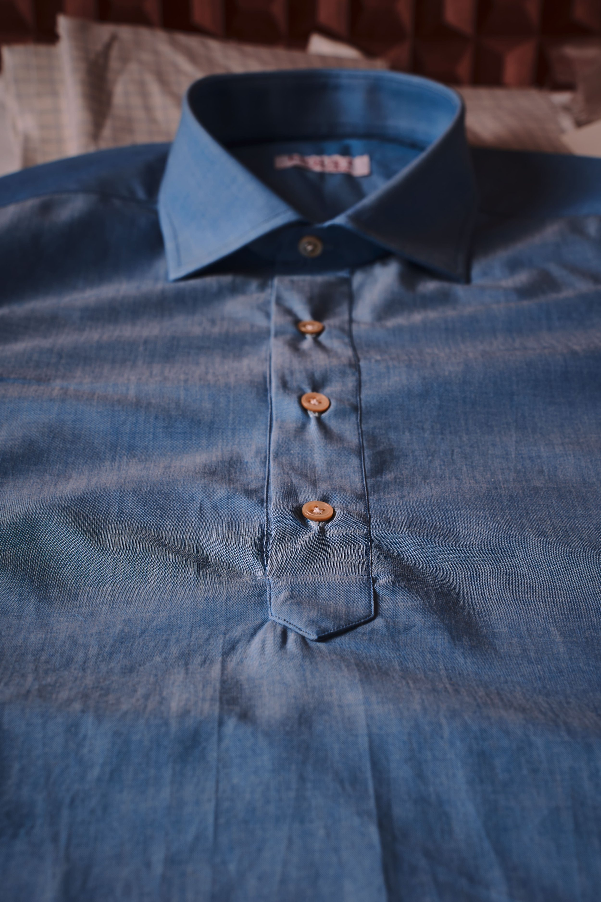 camicia celeste sartoriale realizzata per un cliente