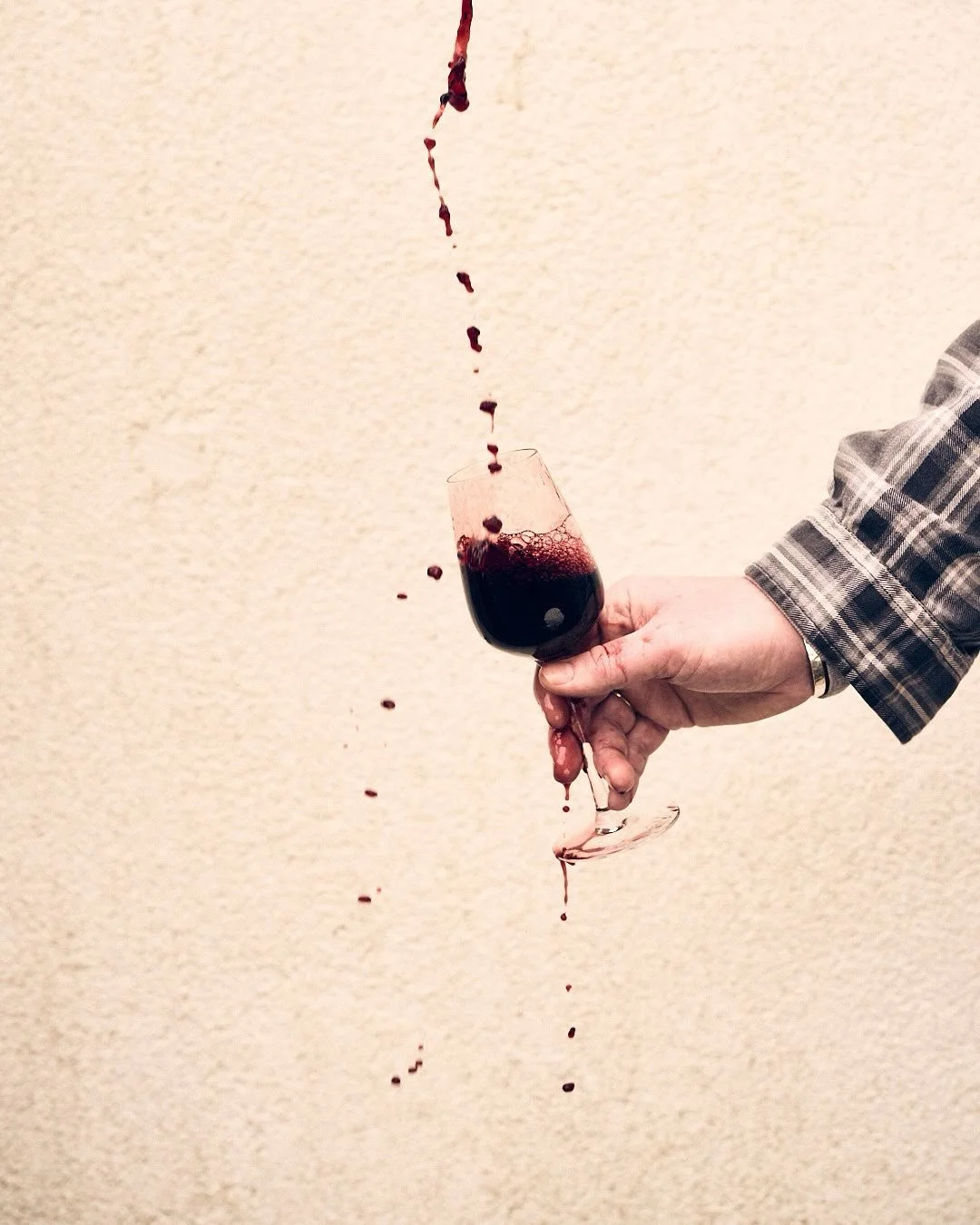 New menu, full glass, and a weekend mood at henny&rsquo;s. Happy Friday🍷
@hennys_wine 

📸 by @bennie__curnow 

#wine #bar #south #london #weekend