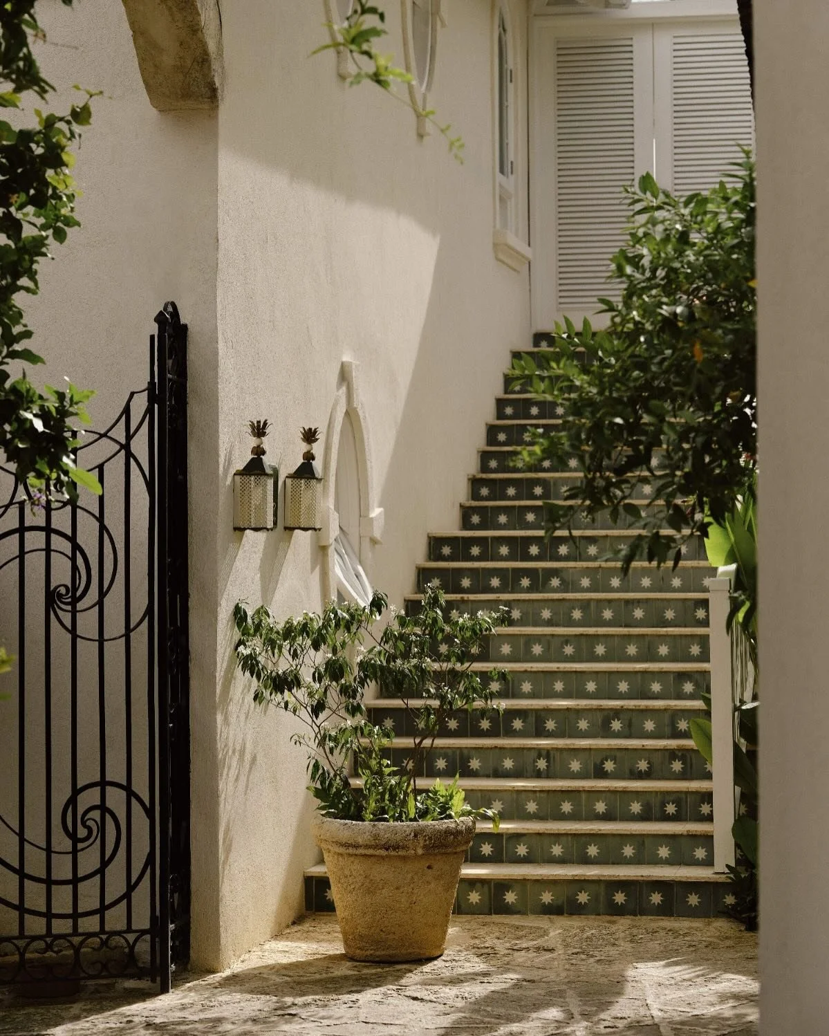 Still drooling over the new tiles at Cobblers Cove, made in collaboration with Bert &amp; May🌷
@cobblerscovehotel x @bertandmay 

📸 by @_beth_davis 

#barbados #interiors #luxury #travel