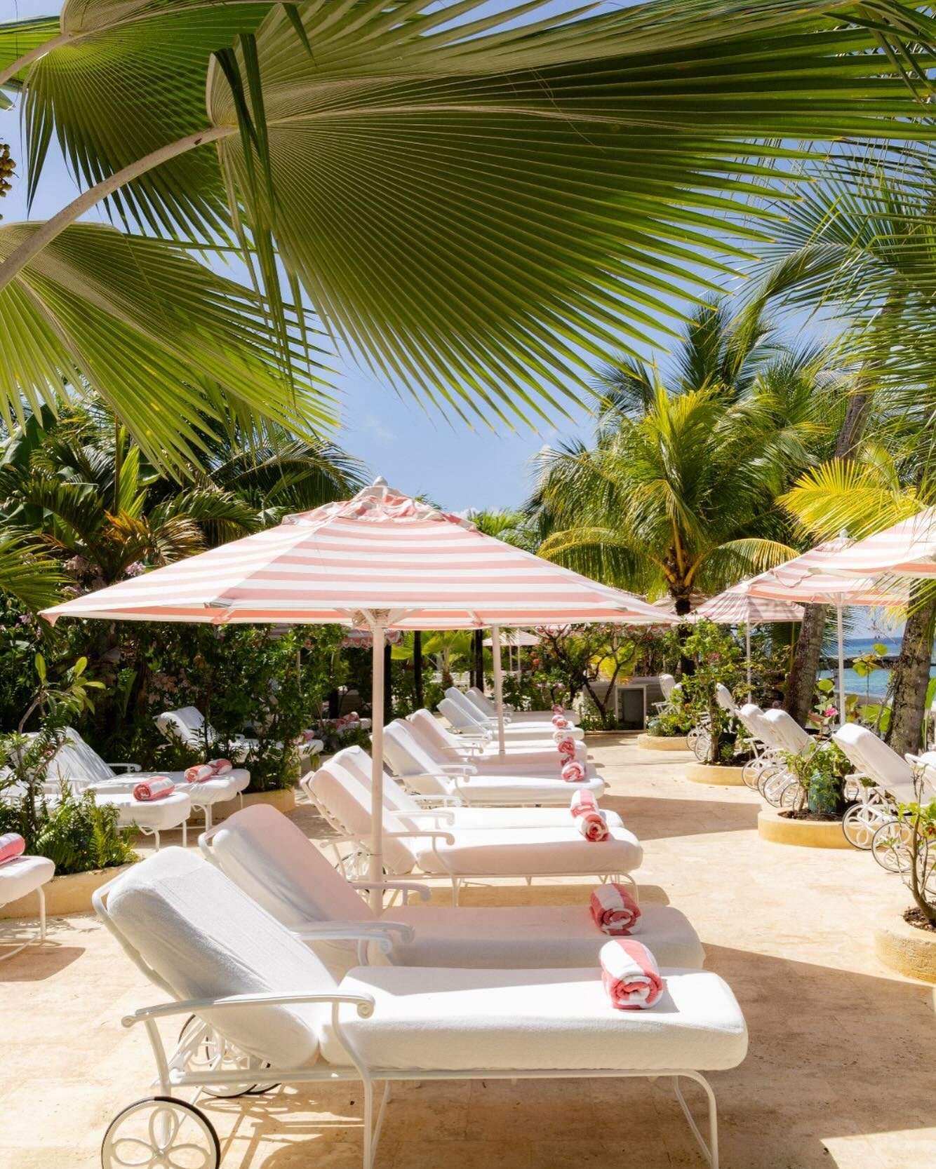 An image to brighten your Monday - Cobblers Cove&rsquo;s famous striped parasols drenched in sun, what&rsquo;s not to love🌸 @cobblerscovehotel 

#monday #sun #travel #caribbean #luxury