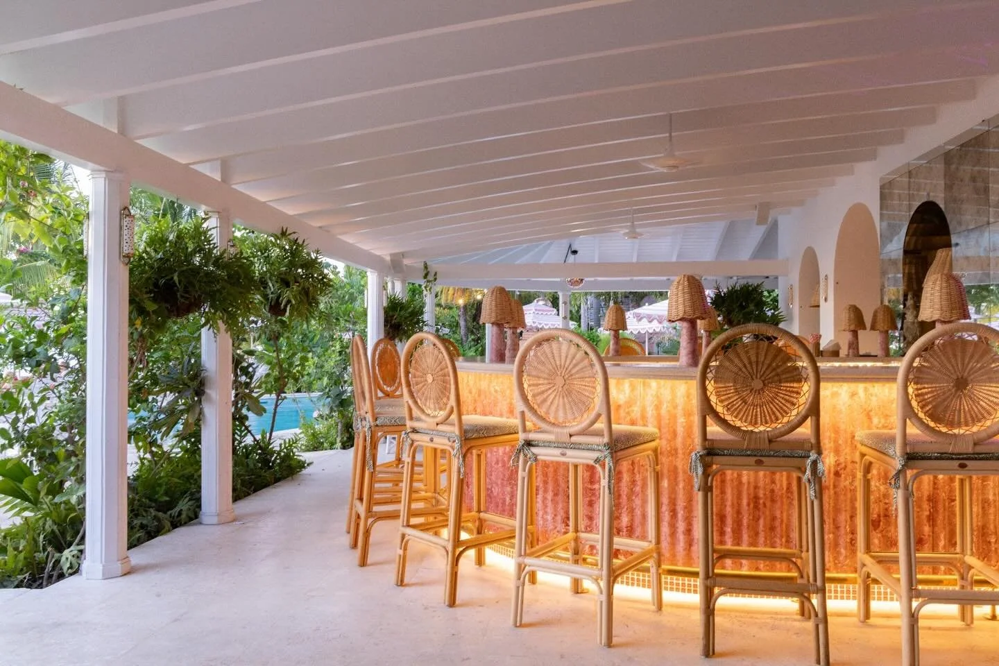 Dry January is almost drying up&hellip;just a week or so to go before we can raise a glass in beautiful bars like the one at Cobblers Cove🍸 @cobblerscovehotel

#drinks #bar #luxurylifestyle #travel