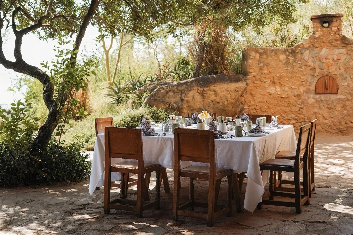 Dinning at Lengishu is a peaceful, paired back affair. Using produce from the kitchen garden, the chef creates fresh dishes that nourish and fuel in preparation for a day on safari or rhino tracking🦏
@lengishu.house 
📸 @jackswynnerton 

#safari #ke