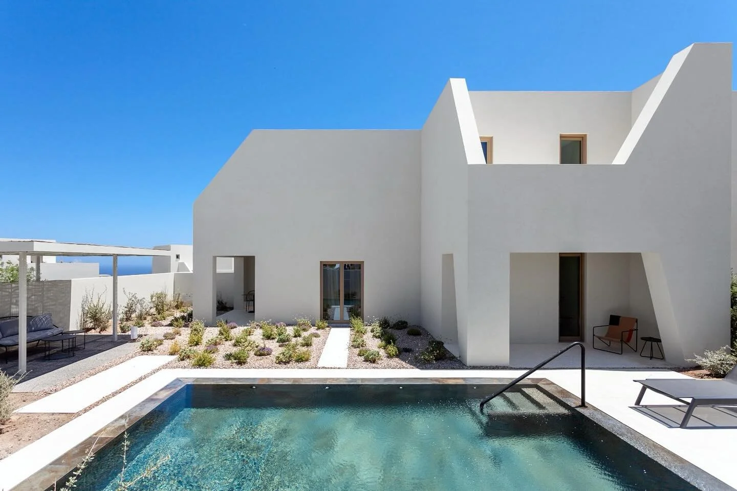 NOŪS is a celebration of minimalism. It&rsquo;s thoughtfully curated design is tucked away from Santorini&rsquo;s busy caldera crowds, creating space for guests to pause 
@nous_santorini 

#minimalism #luxury #stays #santorini #torove