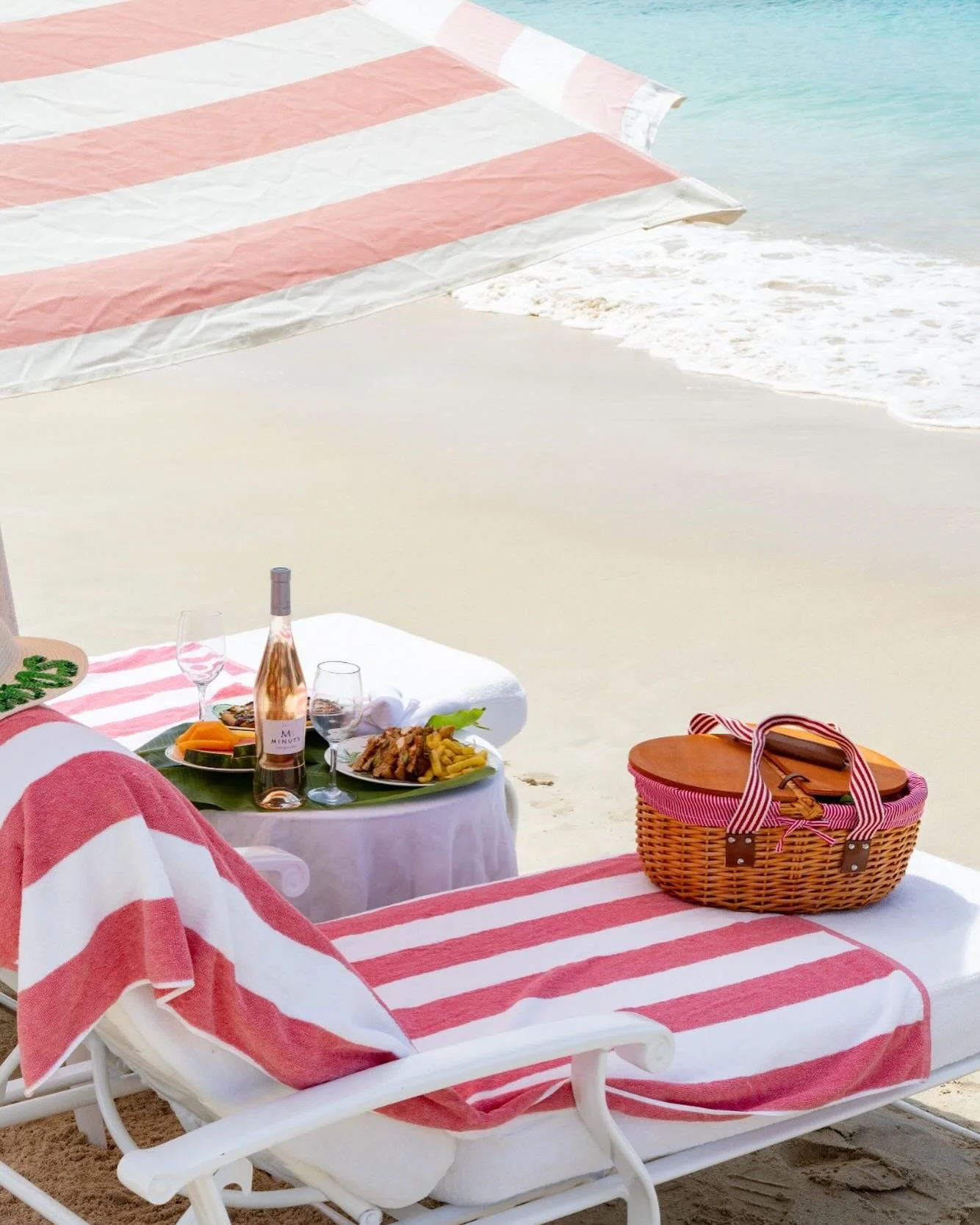 Cobblers Cove has a particular knack for making moments special, whether that&rsquo;s a leisurely lunch by the sea, a perfectly chilled ros&eacute; in the sun, or a quiet afternoon where time really does seems to slow down🌊
@cobblerscovehotel 

#bar