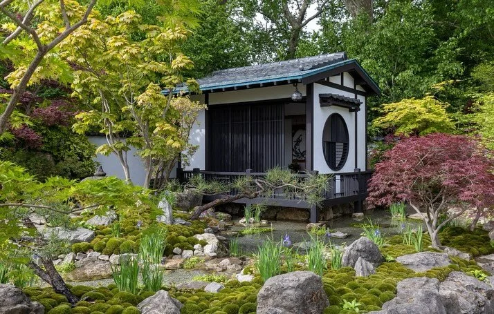 The Chelsea Flower Show is in full bloom this week, celebrating the very best in gardens and floristry 🌿🌸

As one of the highlights of the social season, the show has already welcomed the likes of David Beckham, Dame Judi Dench and Nick Grimshaw, a