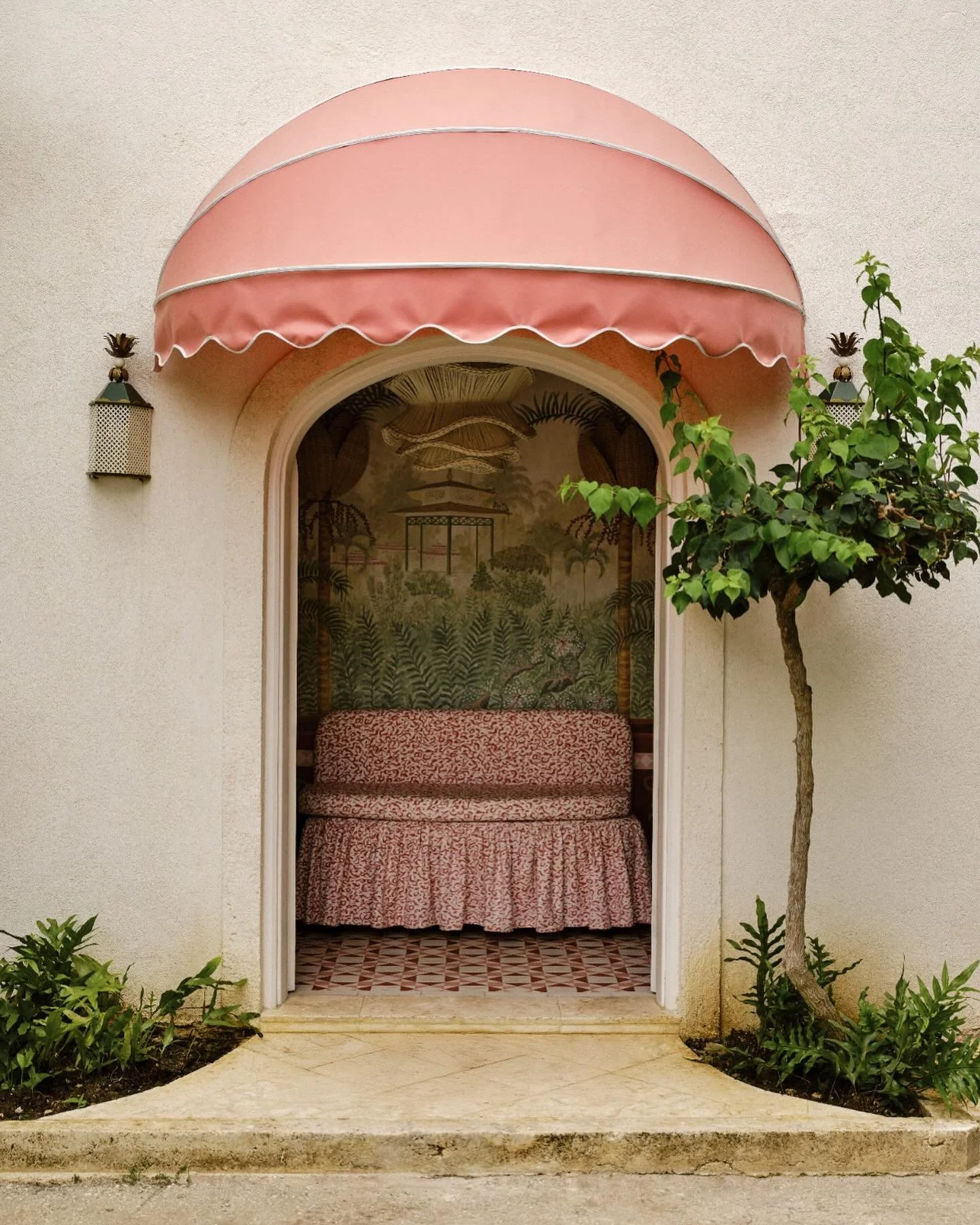 Sitting on the West Coast of Barbados, Cobblers Cove is a striking boutique hotel with an atmosphere that Vogue described as &lsquo;old school Caribbean glamour at its very best&rsquo;. Quite right too. @cobblerscovehotel @britishvogue 

#CobblersCov