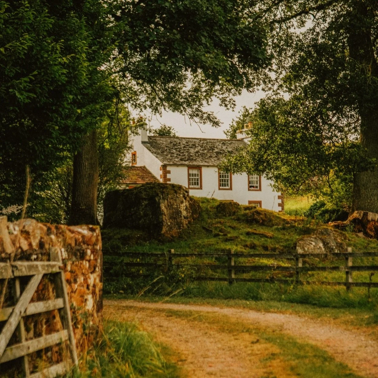 Autumn days at Udford House 🍂

Spend the day exploring the countryside around Edenhall Estate, with the River Eamont and Eden Valley right on the doorstep, before heading back to Udford House for the evening.

Long walks, shared meals around the tab