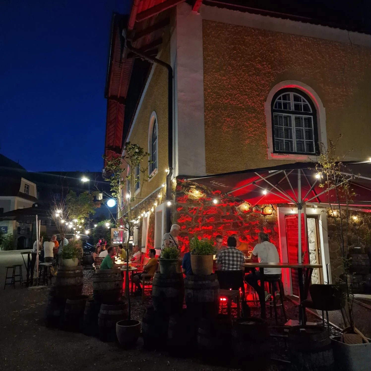 Gastgarten rund um unsere kleine Brauereien, Teil der Frodos Bar, wo der Brautag dann gemütlich ausklingen kann.