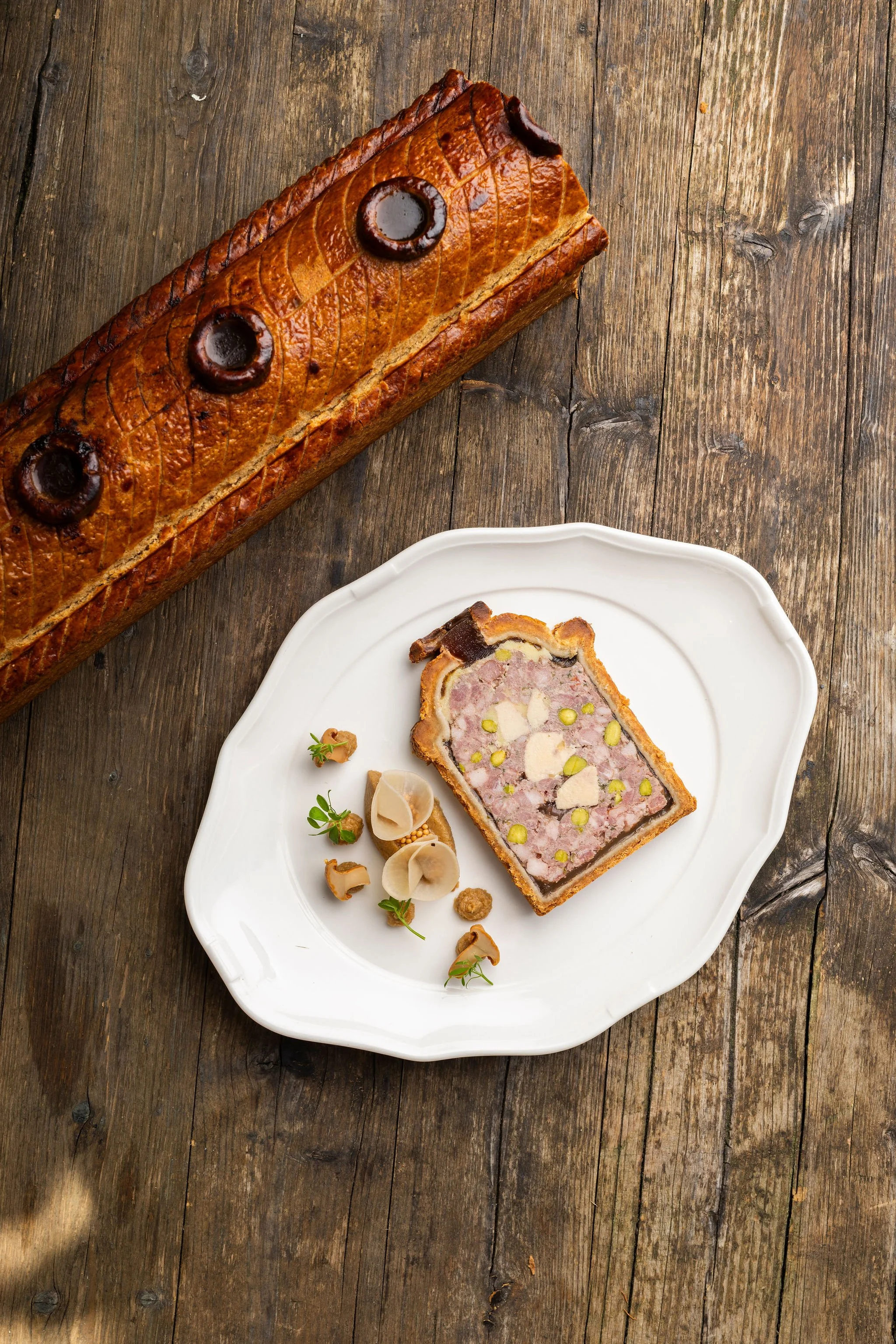 Pâté en Croûte Porc & Foie gras
Porc fermier (VS) / foie Gras (FR)/ pistaches /condiments de saison / pickles