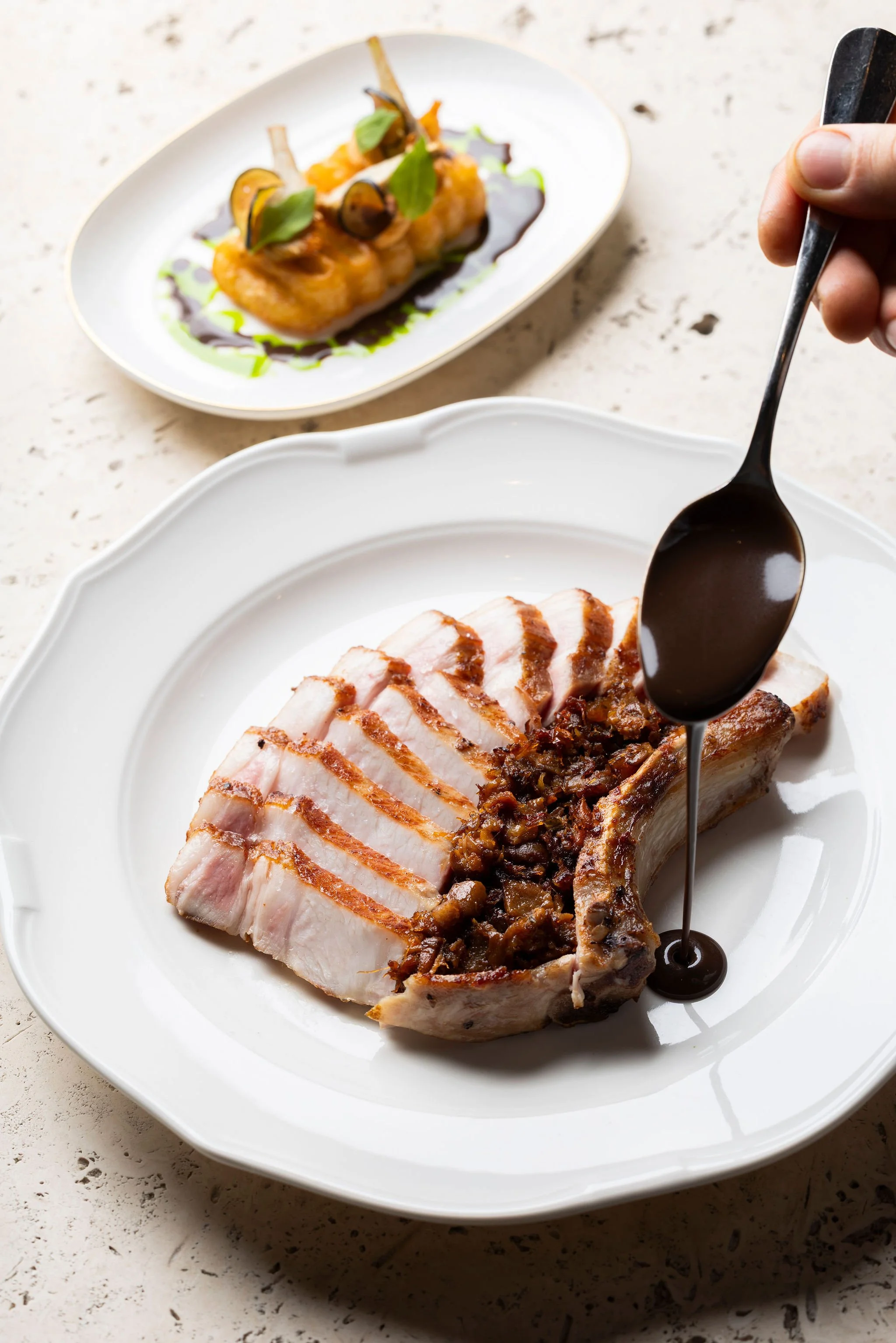 Un plat de rôti de Côte de cochon, Côte de cochon de la ferme Valentin Chappuis (VD)
confite puis grillée au BBQ / jus au lard de Colonnata / Artichauts /
“Kebab” de pied de cochon