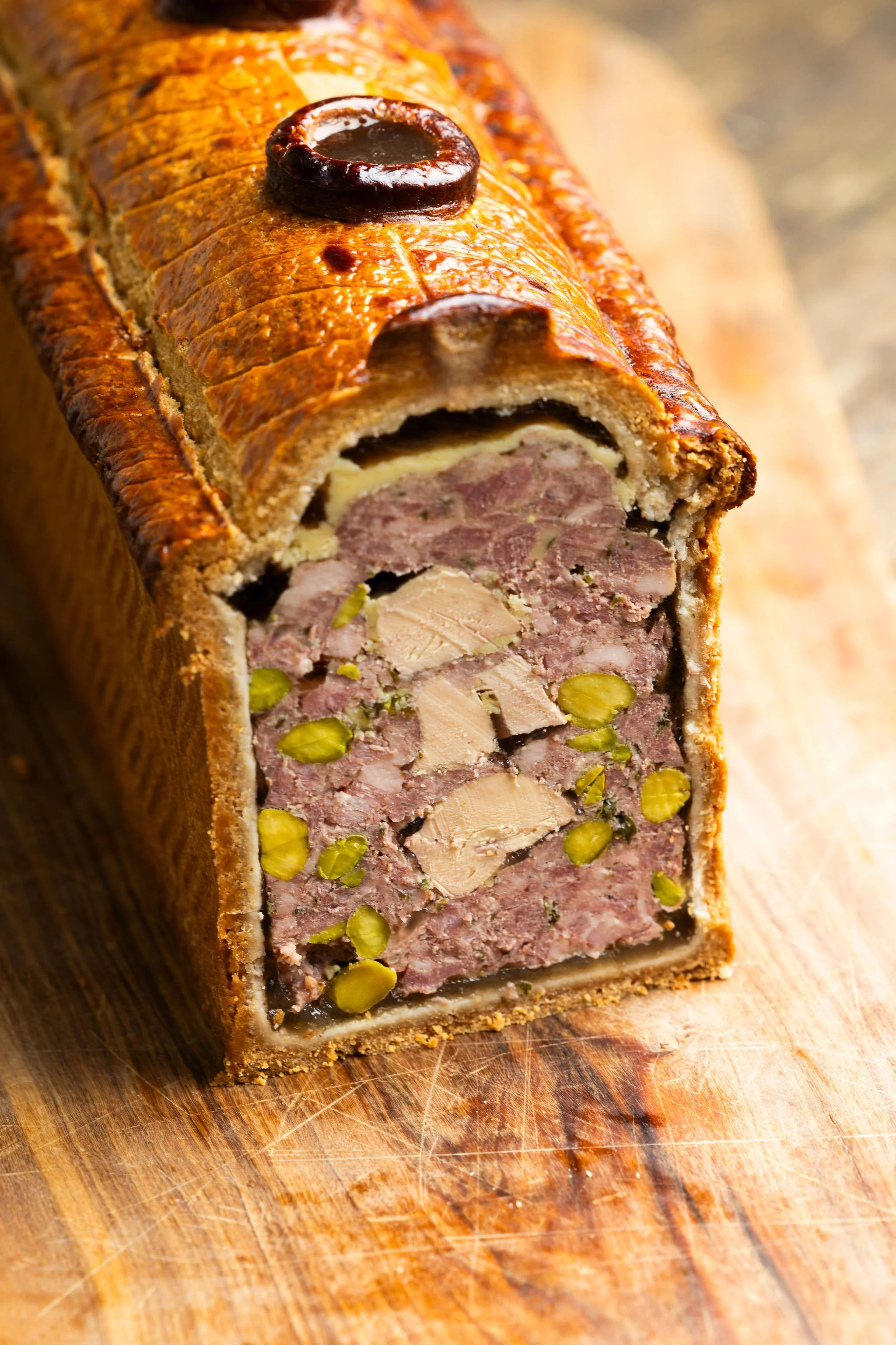 Pâté en Croûte Porc & Foie gras
Porc fermier (VS) / foie Gras (FR)/ pistaches /condiments de saison / pickles