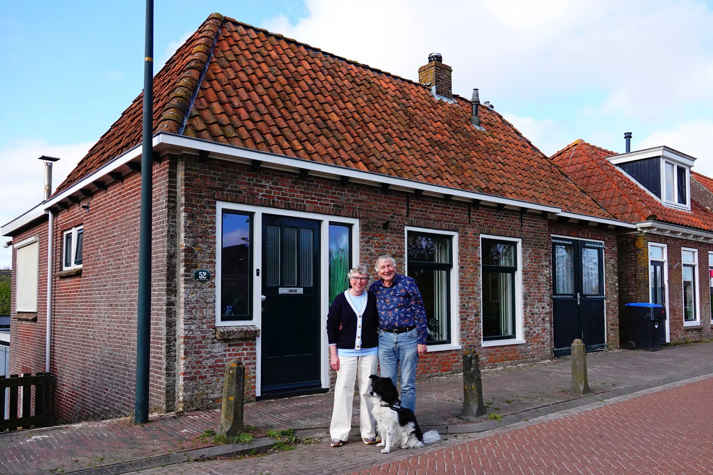 Guus en Hilde voor hun huis in Oudebildtzijl