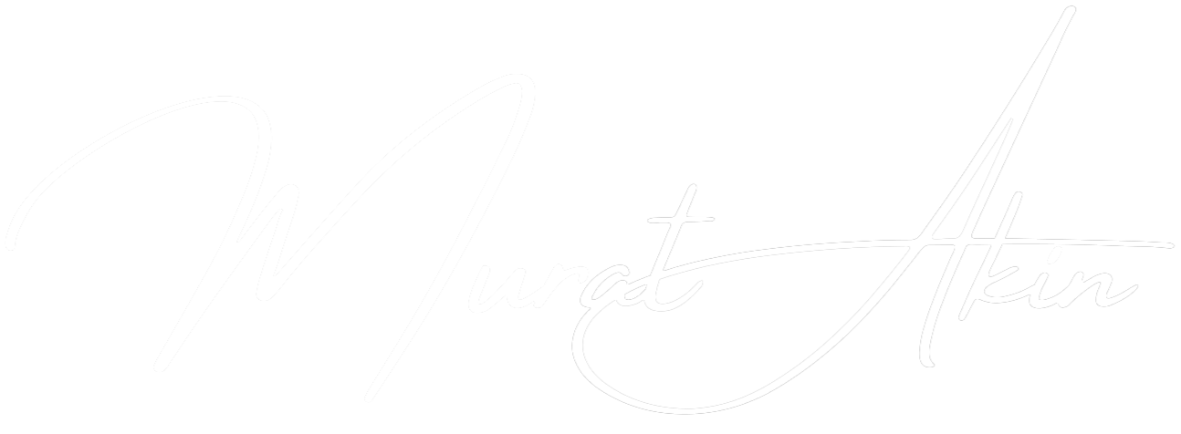 Unterschrift von Murat Aktin in weißer Schrift auf schwarzem Hintergrund.