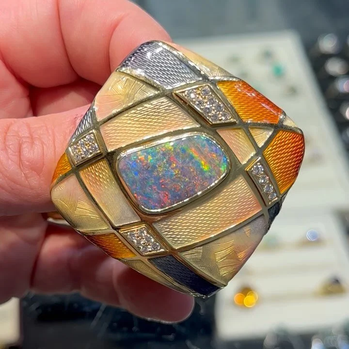 ✨ A Masterpiece of Modern Artistry ✨
Feast your eyes on this breathtaking brooch and earring set by Dutch master jeweler Leo De Vroomen. Known for his bold, sculptural designs and rich enameling, De Vroomen blends old-world craftsmanship with contemp