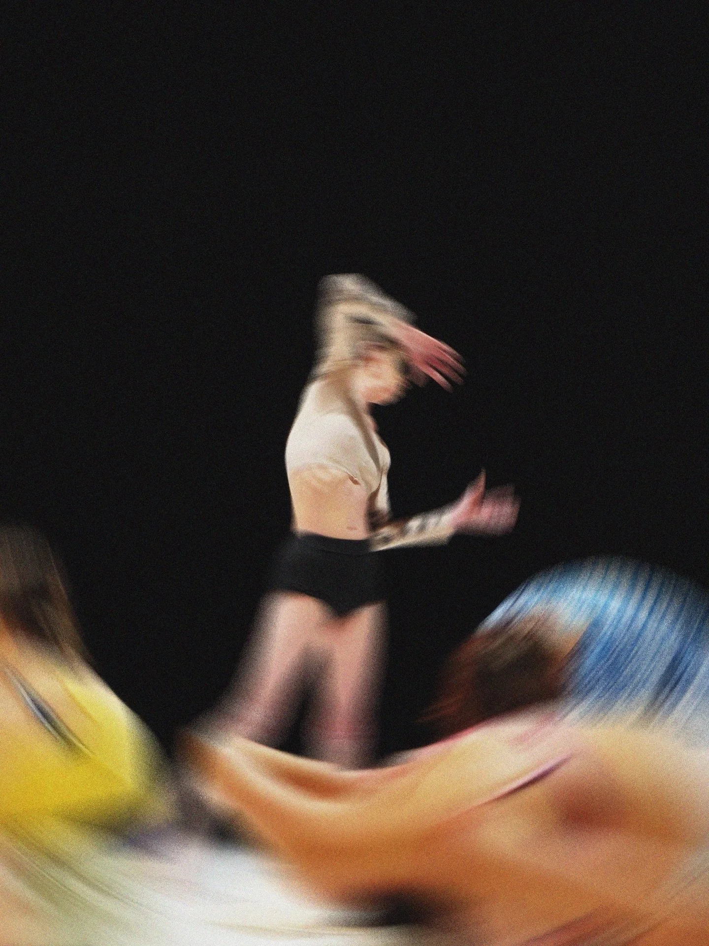 Fragments - pr&eacute; Festival &agrave; Corps 2026
✨ commande @journaljunkpage 

🪩 &laquo;&nbsp;Le genre cigale&nbsp;&raquo; de @rebecca_journo 
📍 au @tap.scenenationale 

✨ Claire Servant, merci pour cette proposition