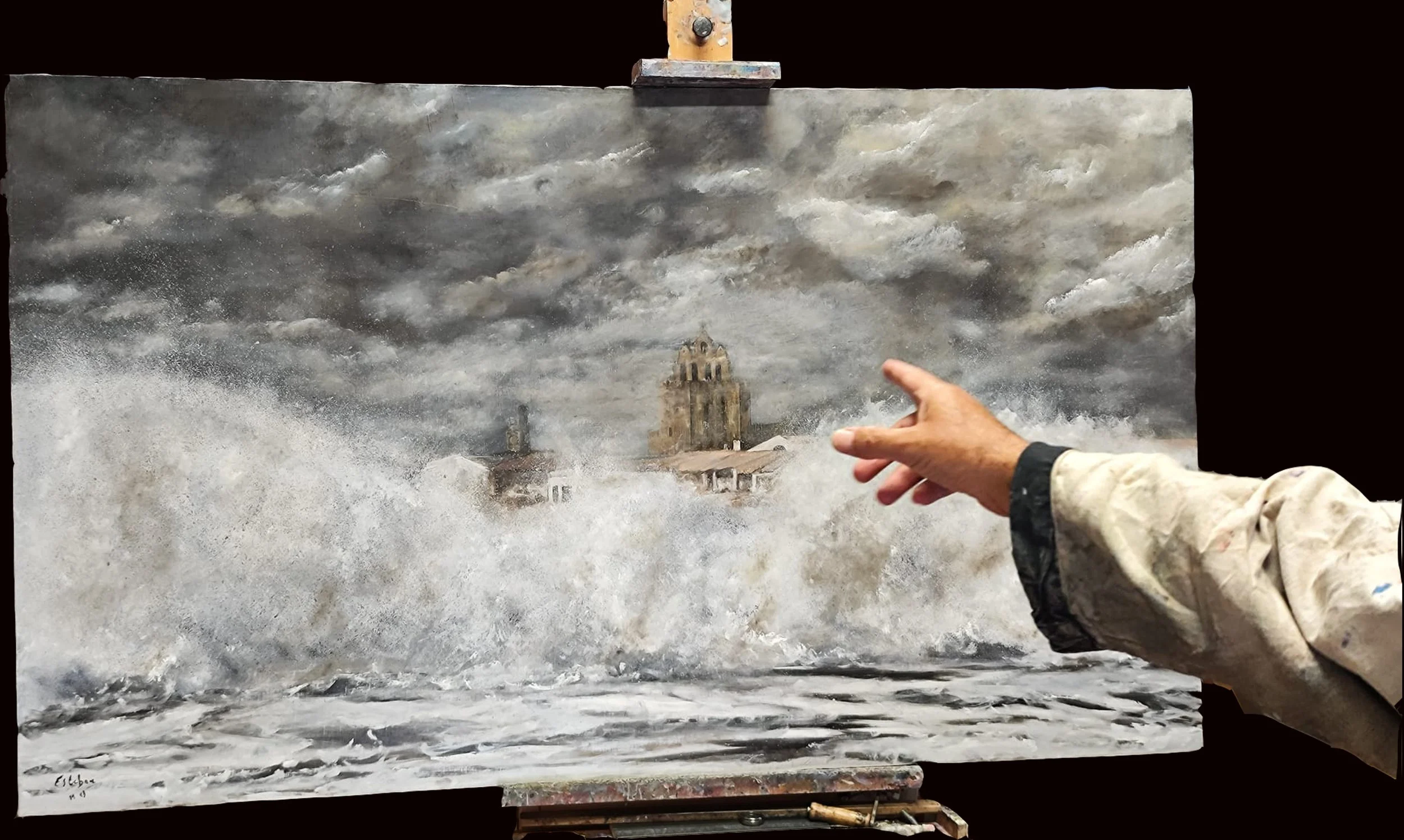 Peinture d'Esteban Martorell représentant l'église des Saintes-Maries-de-la-Mer sous une tempête marine.