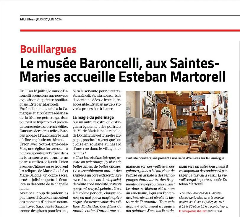 Page d'un journal intitulé 'Midi Libre' avec un article sur le musée Baroncelli et l'artiste Esteban Martorell, comprenant une photo d'une exposition d'œuvres d'art et un espace avec des visiteurs.