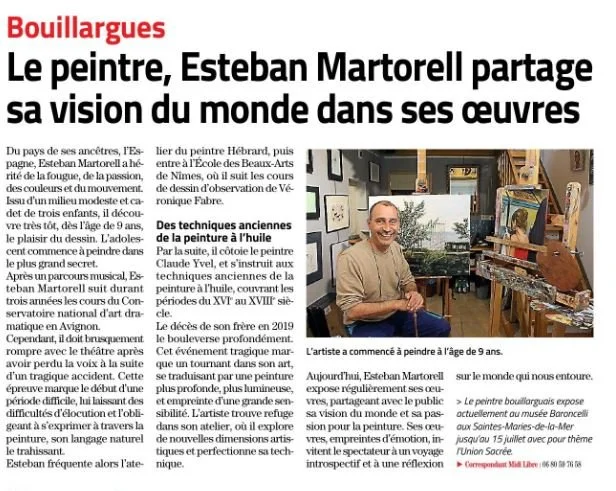 Article de journal sur le peintre Esteban Martorell partageant sa vision du monde à travers ses œuvres, avec une photo de l'artiste dans son atelier